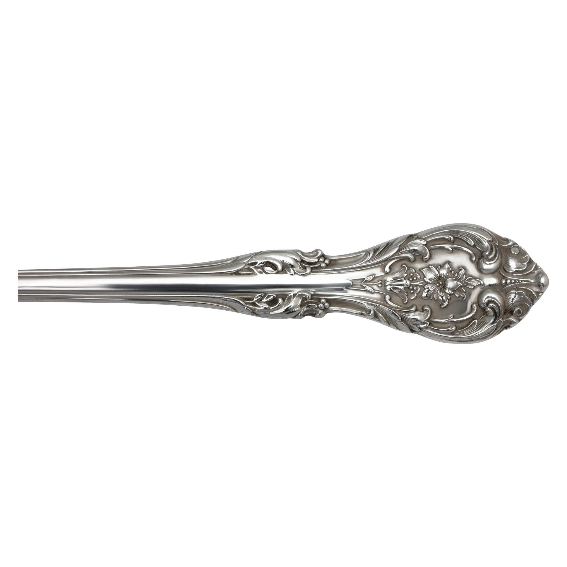 KING EDWARD Ensemble de couverts en argent sterling breveté en 1936 par Gorham- 8 couverts pour 10 +  5 pièces de service. Plus de 4100 grammes d'argent sterling. PLACES : 10 couteaux de table (9 3/4