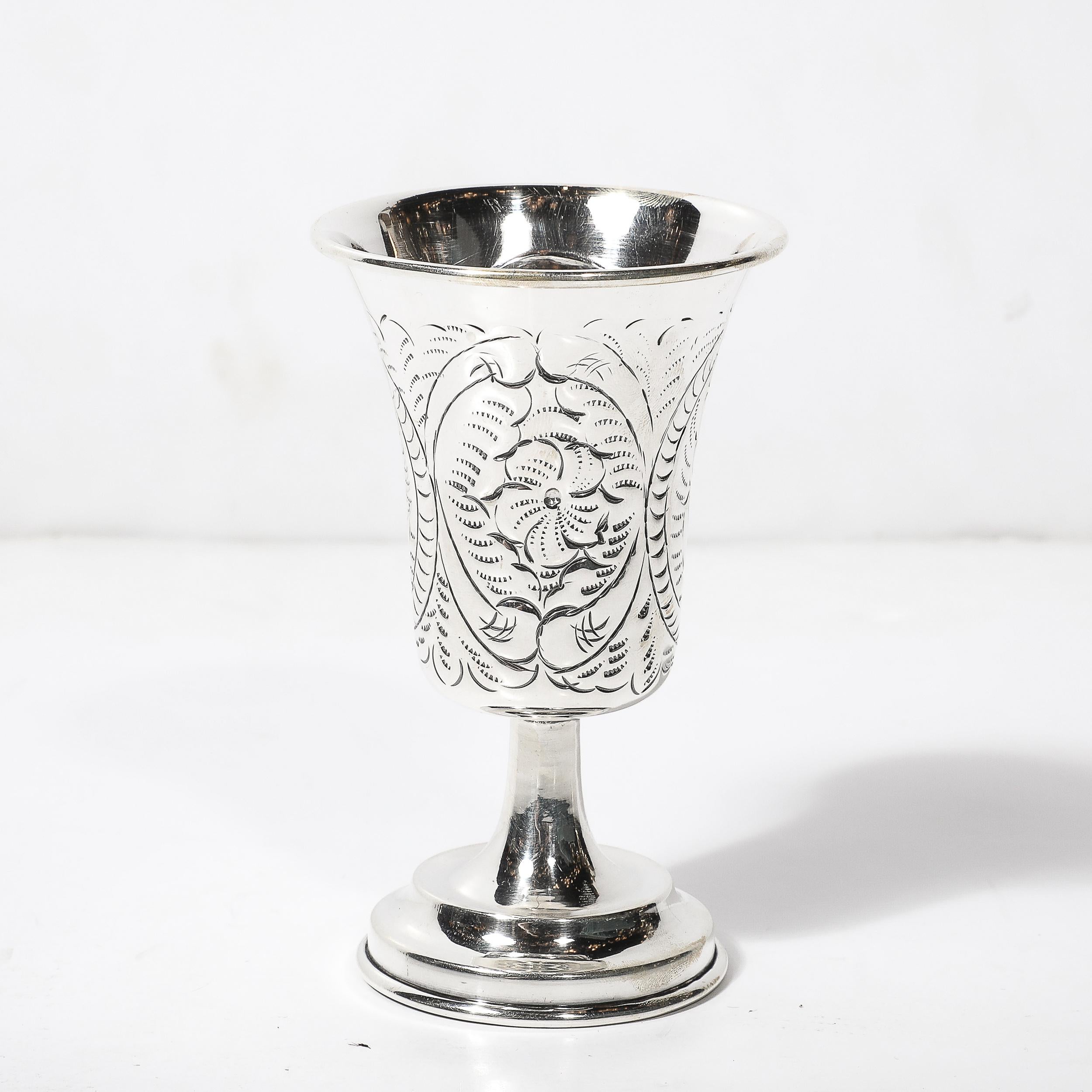 Dieser Kiddusch-Becher aus Sterlingsilber, der im 20. Jahrhundert in Mexiko hergestellt wurde, ist ein Beispiel für raffinierte Kunstfertigkeit und traditionelle Handwerkskunst. Die Tasse ist mit sorgfältig ziselierten floralen Details verziert, die