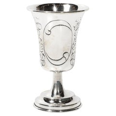 Taza de Kiddush de plata de ley con detalles florales y cartela en espiral estampada .925