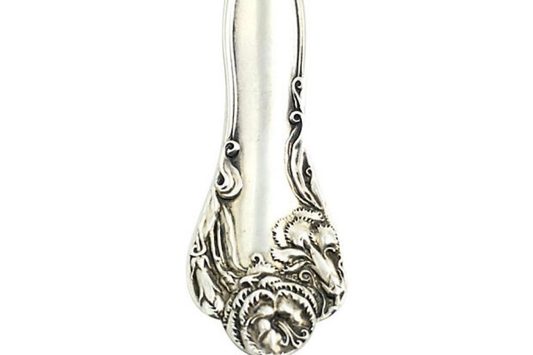 Sterling Silver Floral Repousse Berry Spoon In Good Condition For Sale In Miami Beach, FL