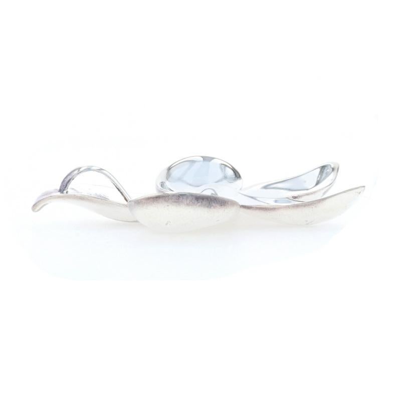 Metal Content: Sterling Silver

Theme: Flower, Blossom

Measurements
Tall: 2