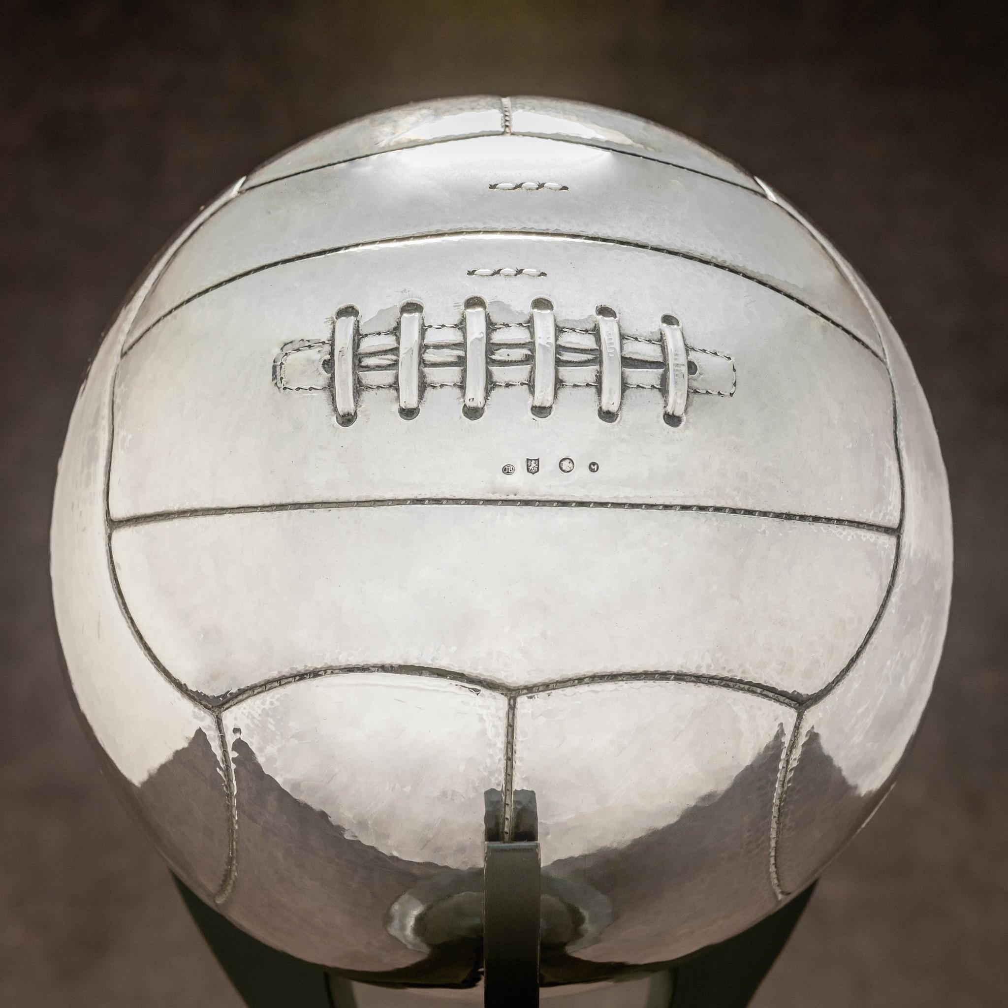 Néerlandais Balle de football en argent sterling, poinçonnée, 1947 en vente