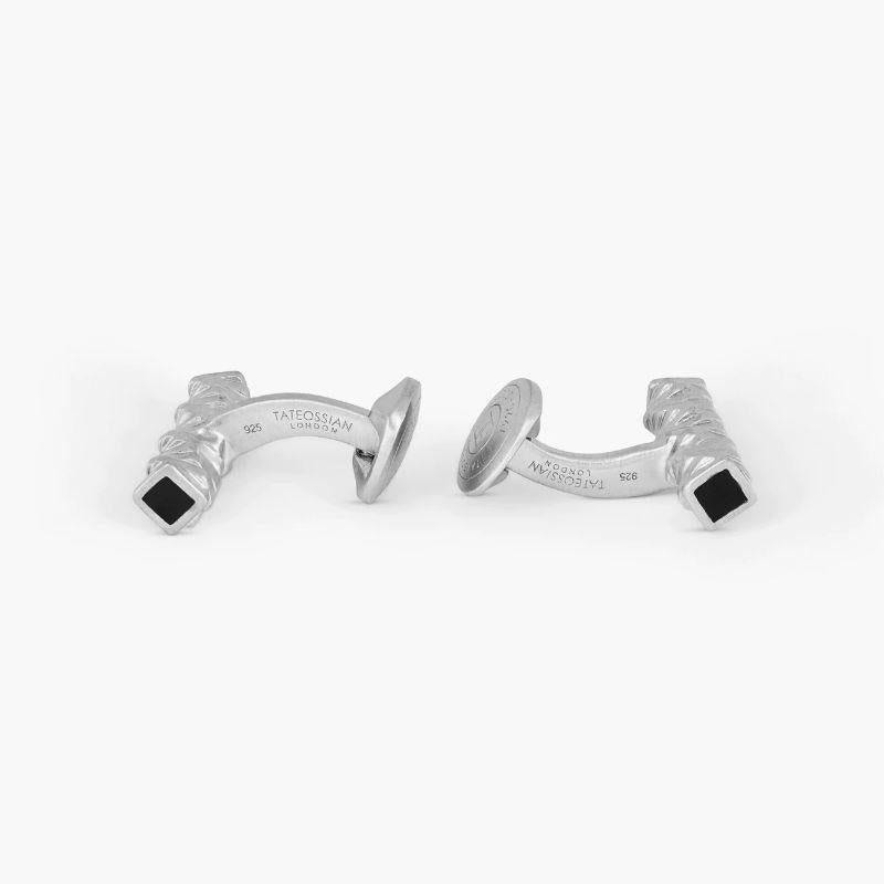 Boutons de manchette cylindriques forme de cylindre en argent sterling

Influencé par la tendance architecturale de la colonne en spirale, où des empiècements carrés de briques sont disposés en mouvement torsadé, créant une illusion de mouvement.