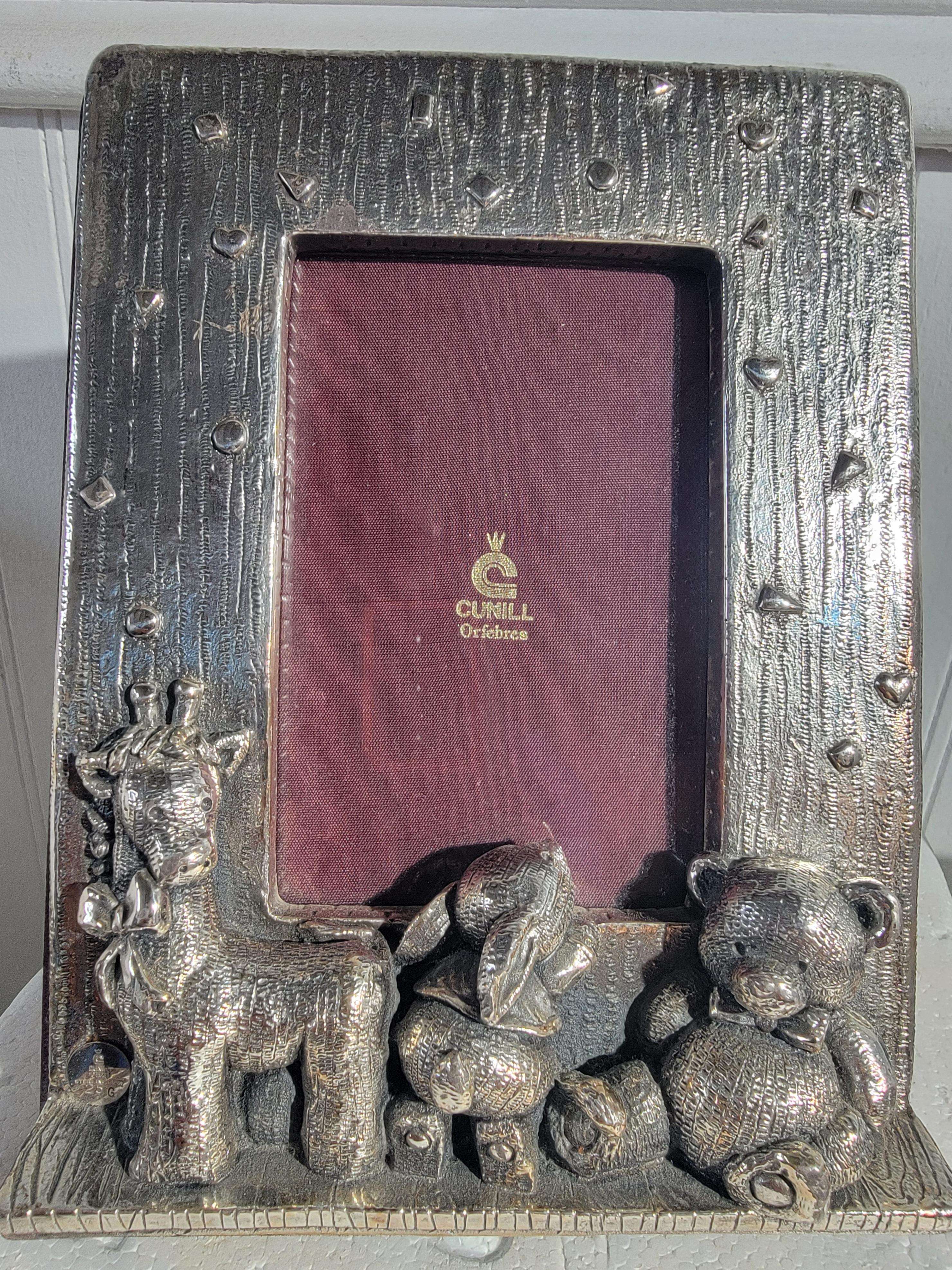 Cadre photo en argent sterling de Cunill Orfebres. 
Estampillé Cunill Orfrebres Sterling 925 25G en bas à gauche (sur l'image).