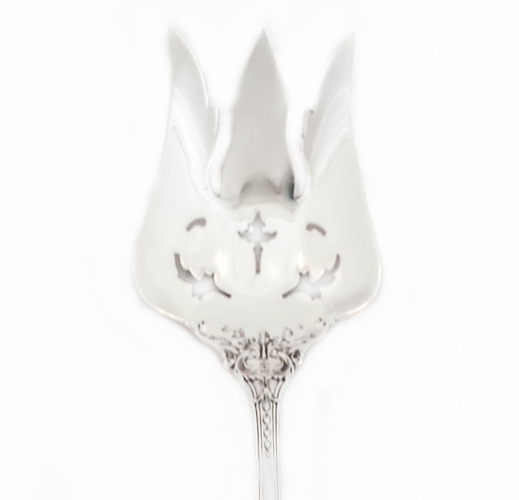 Angeboten wird ein Göffel (Gabel/Löffel) aus Sterlingsilber von Reed and Barton mit dem Muster Francis I.  Francis I ist wahrscheinlich eines der berühmtesten Muster aller Zeiten und definitiv das beliebteste Muster von Reed and Barton.  Mit ihrem