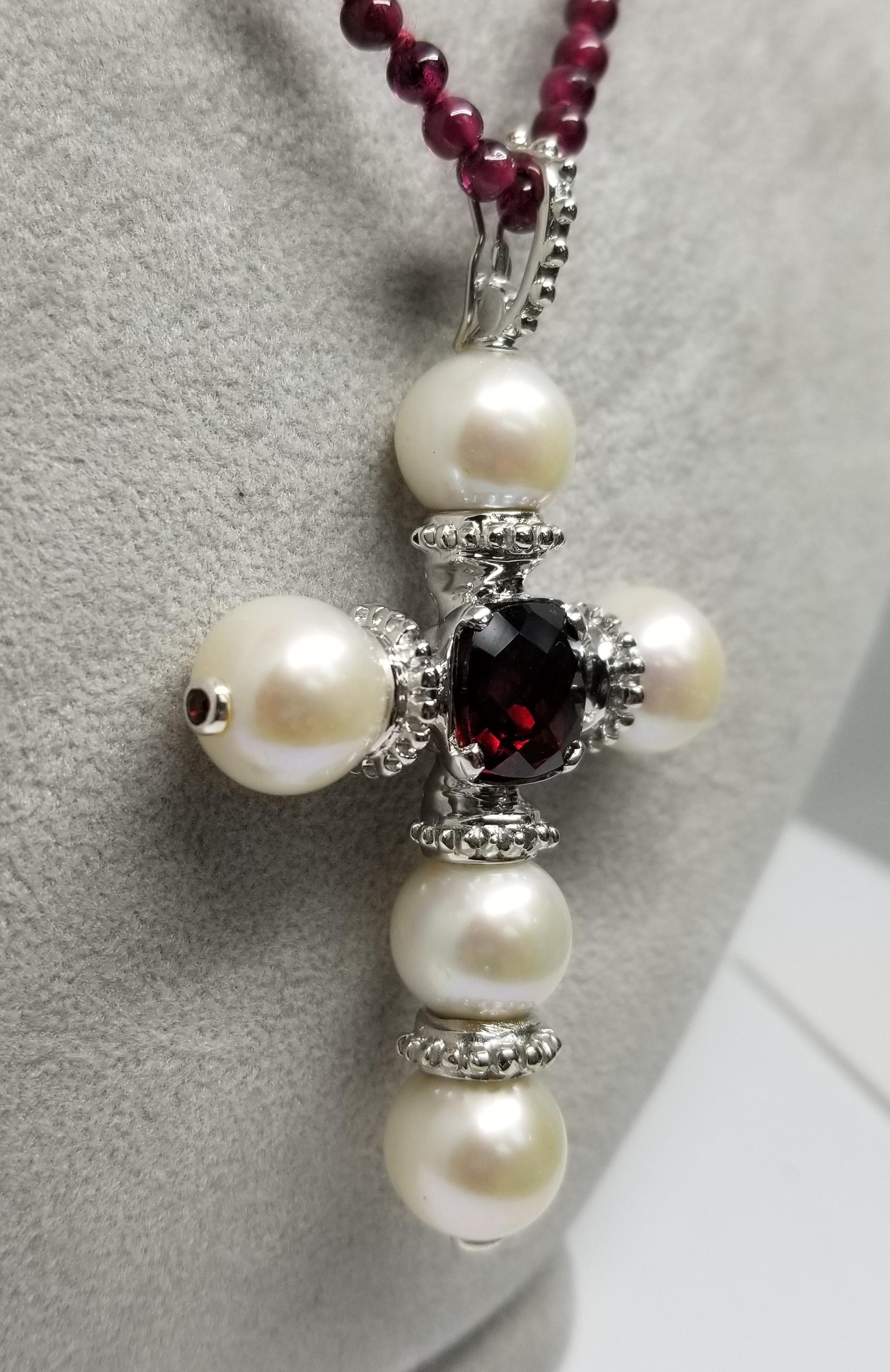 Sterling Silver Fresh Water Pearl Cross with 5 Pearl Pendant In New Condition In Los Angeles, CA