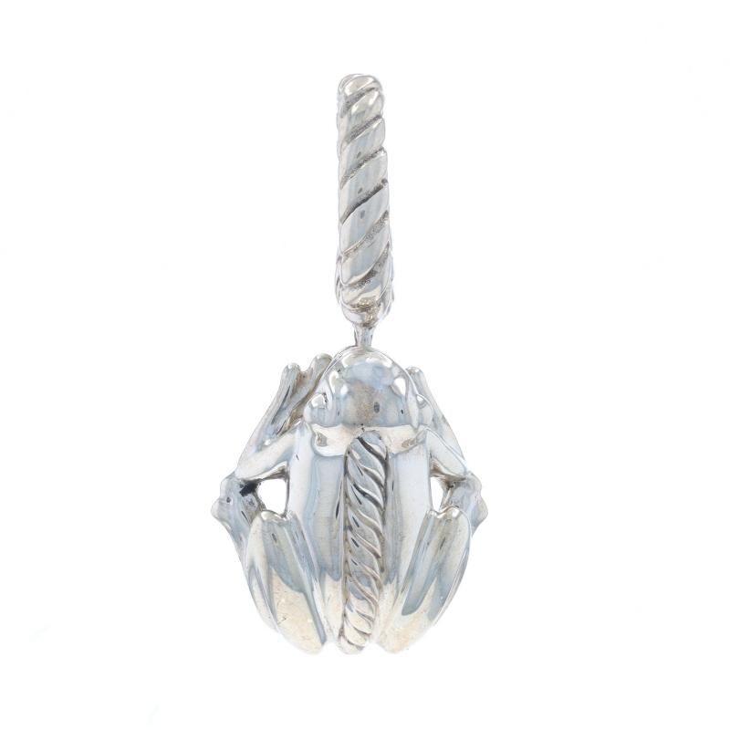 Marke: David Yurman
Design/One:  Frosch Charme Enhancer

Metallgehalt: Sterling Silber

Stil: Enhancer
Thema: Frosch, Amphibie

Messungen

Höhe (ab stationärem Bügel): 19/32