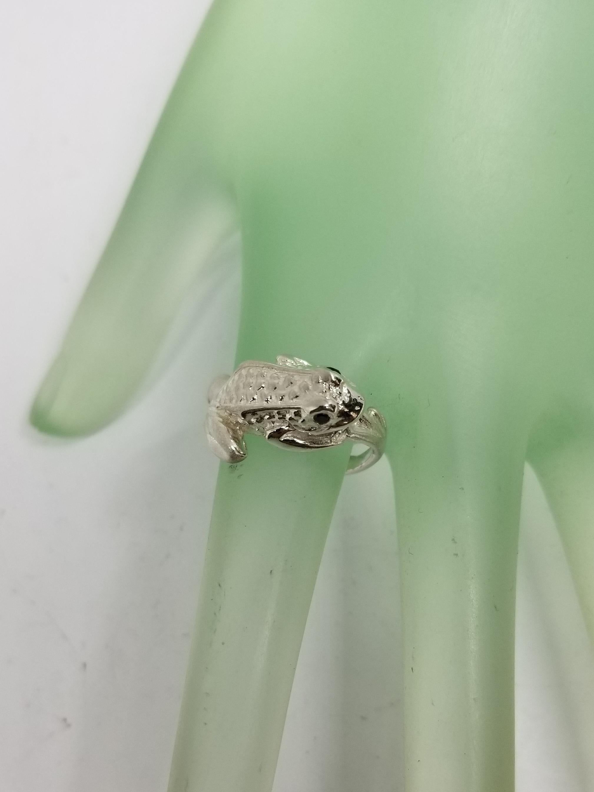 Bague « Frog » en argent sterling avec yeux en diamant noir Unisexe en vente