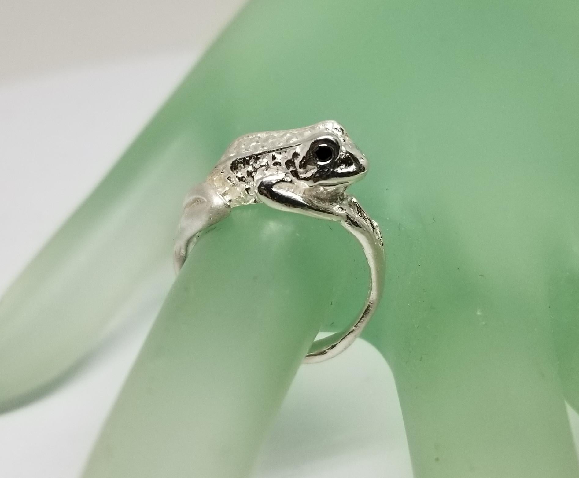 Bague « Frog » en argent sterling avec yeux en diamant noir en vente 1