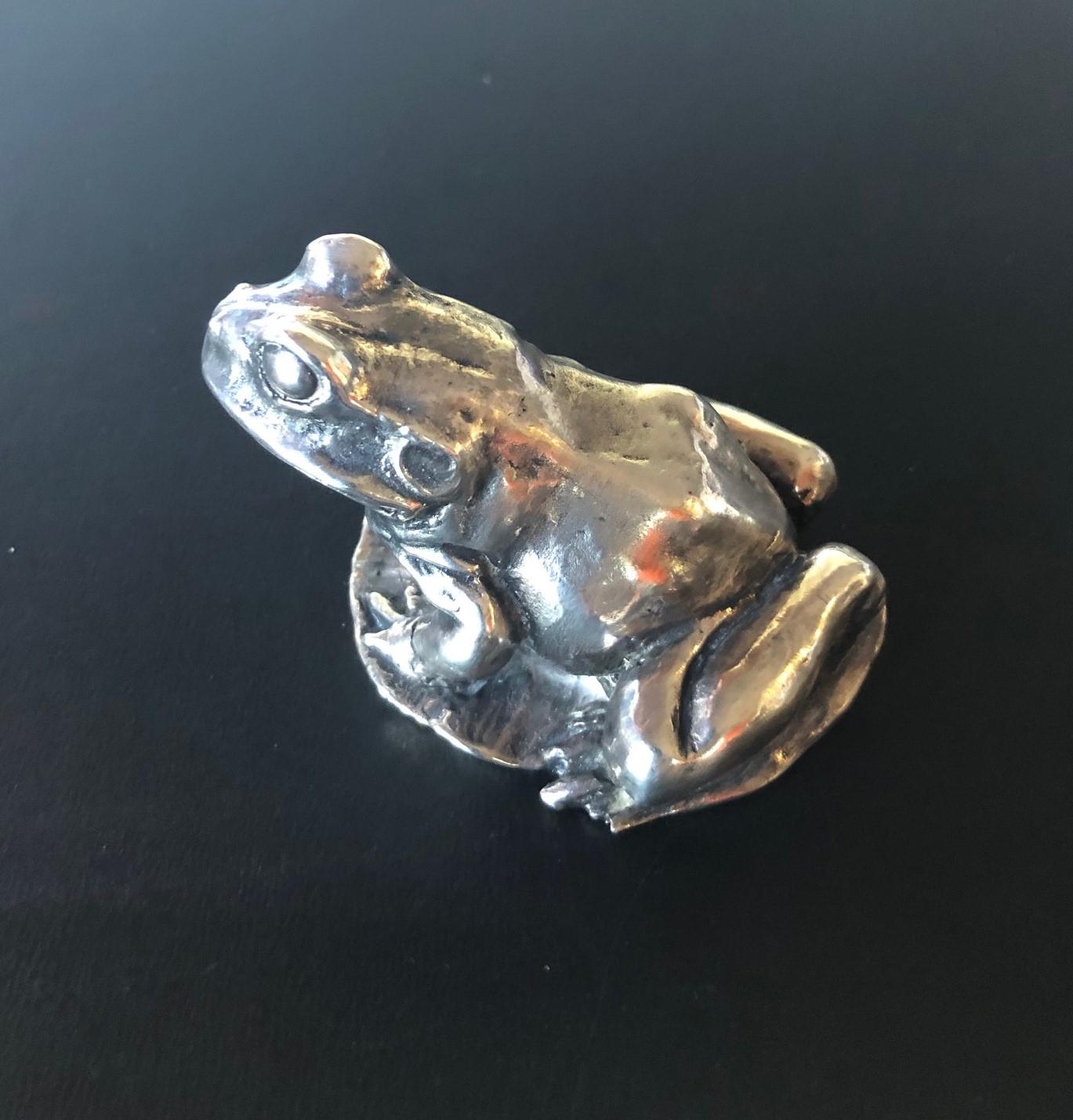 A very cool sterling silver frog / toad sculpture, circa 1970s. The frog is 3