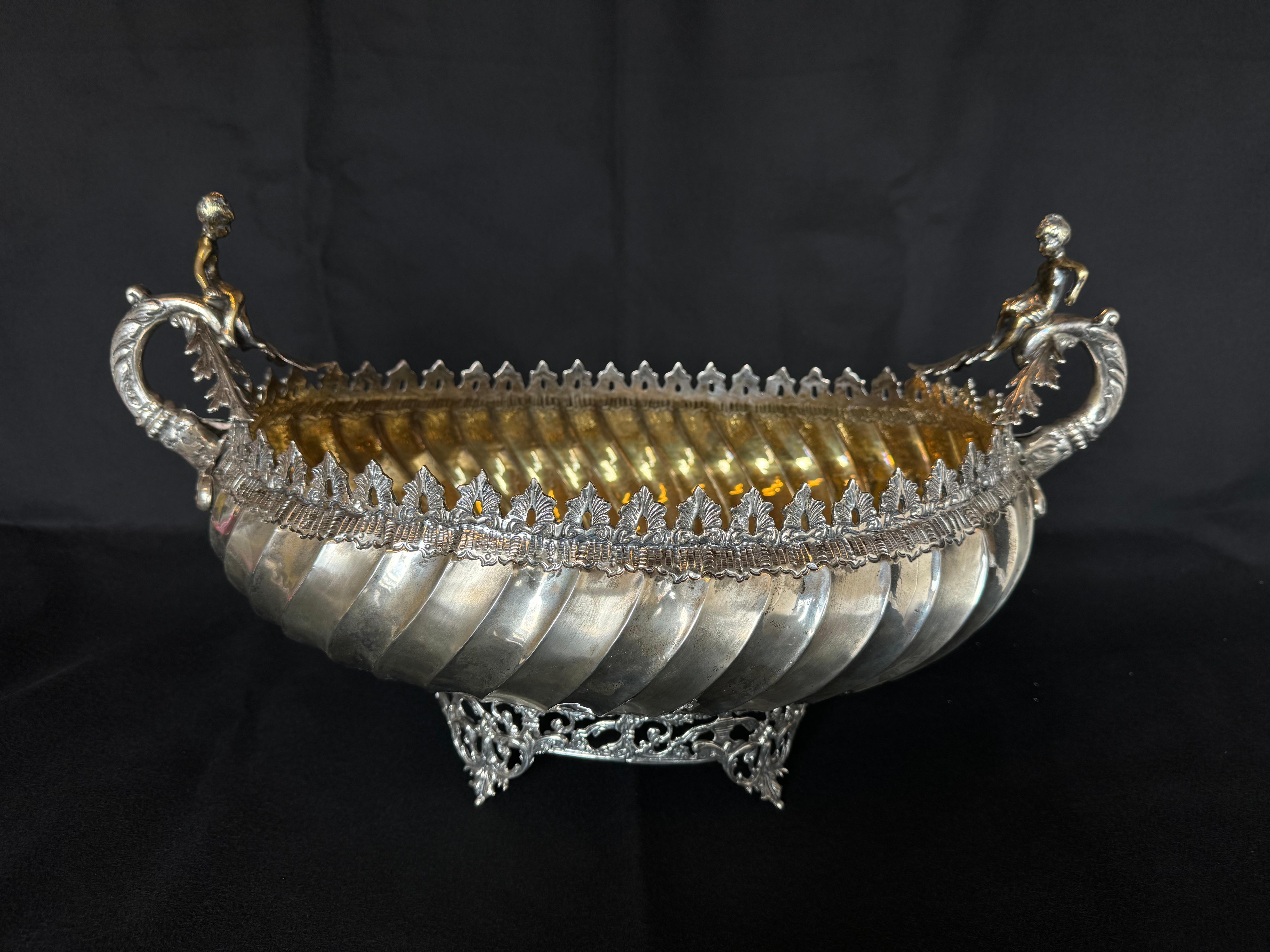 Coupe à fruits en argent sterling, vraiment impressionnante
Je ne reconnais pas le cachet du fabricant, je ne sais donc pas dans quel pays il a été fabriqué.
C'est un véritable accroche-regard
Poids 2217 grammes.
Argent 925 Sterling
La longueur du