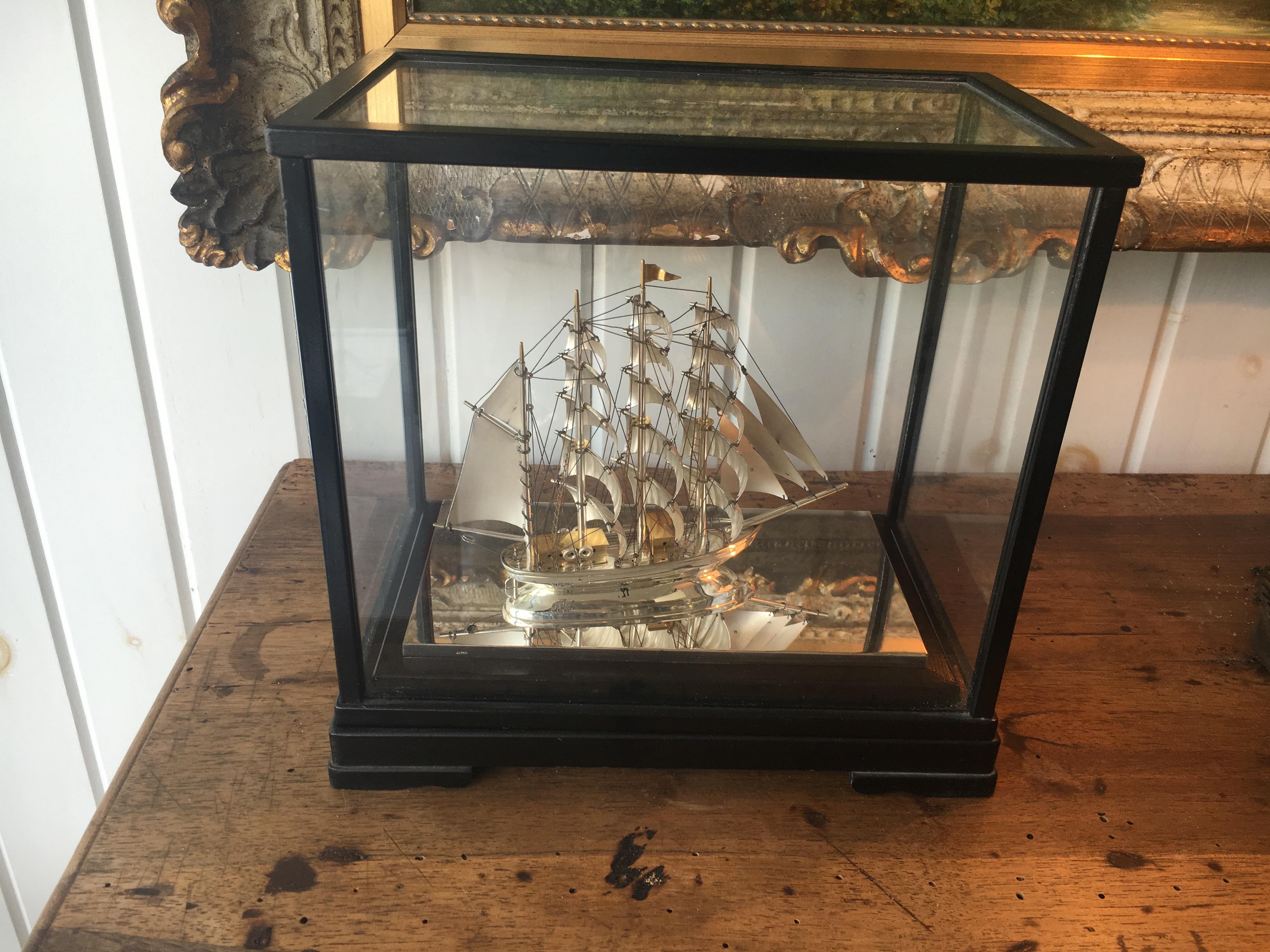 3 Sterling Silber Voll Mast Schiffe in Glas und ebonisiertem Holz Gehäuse Preis pro s im Zustand „Hervorragend“ im Angebot in Buchanan, MI