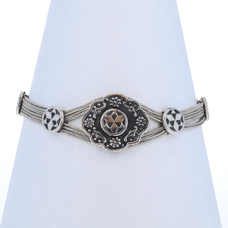Contenuto del metallo: Argento Sterling

Tipo di chiusura: Chiusura a moschettone
Tema: Geometrico floreale

Misure
Lunghezza: 7 3/4