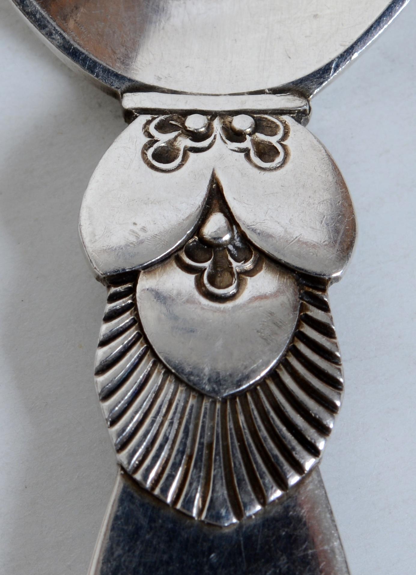Pala in argento Georg Jensen (Danimarca) Cactus Caviar c1930. 
Bello, utilizzabile, dal design classico. 
Da più di 30 anni, N.P. Trent Antiques è tra i principali rivenditori di mobili d'epoca inglesi e continentali, arte, gioielli e accessori