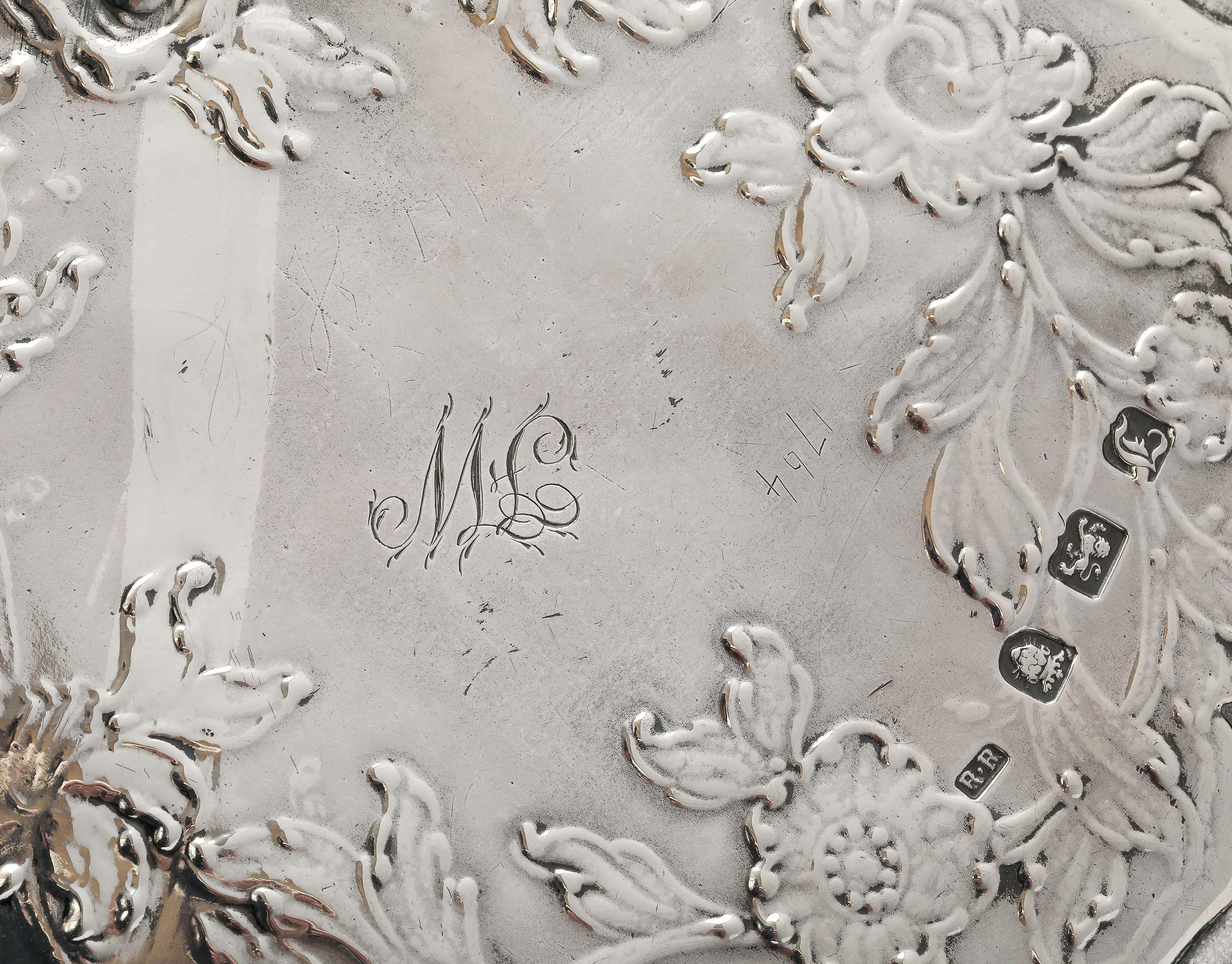 Sterlingsilber George III Periode (1765) Hoof-Footed Salver/Tablett aus Sterlingsilber im Angebot 3