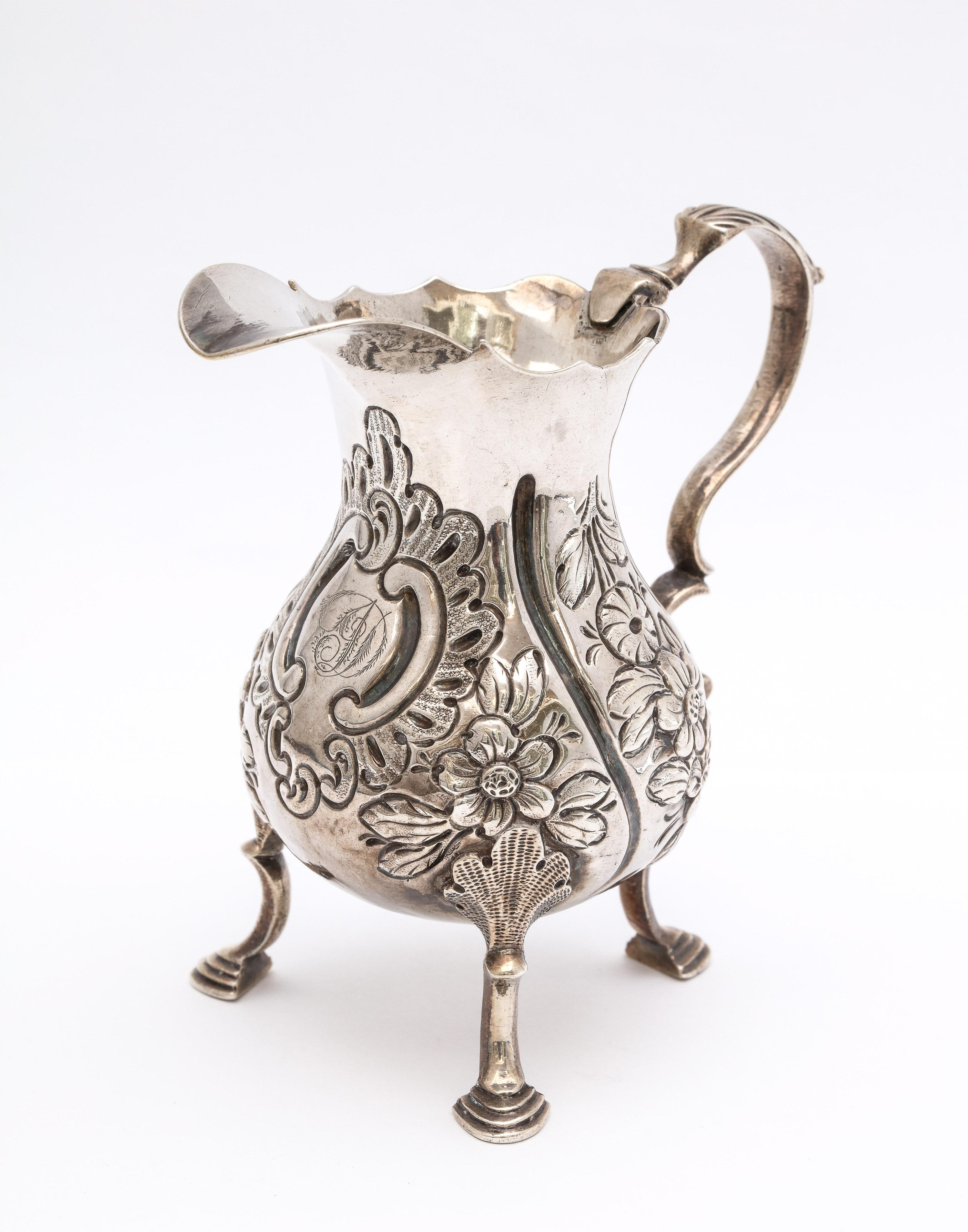 Sterling Silver Georgian 'George II' Footed Cream Jug by John Muns In Good Condition In New York, NY