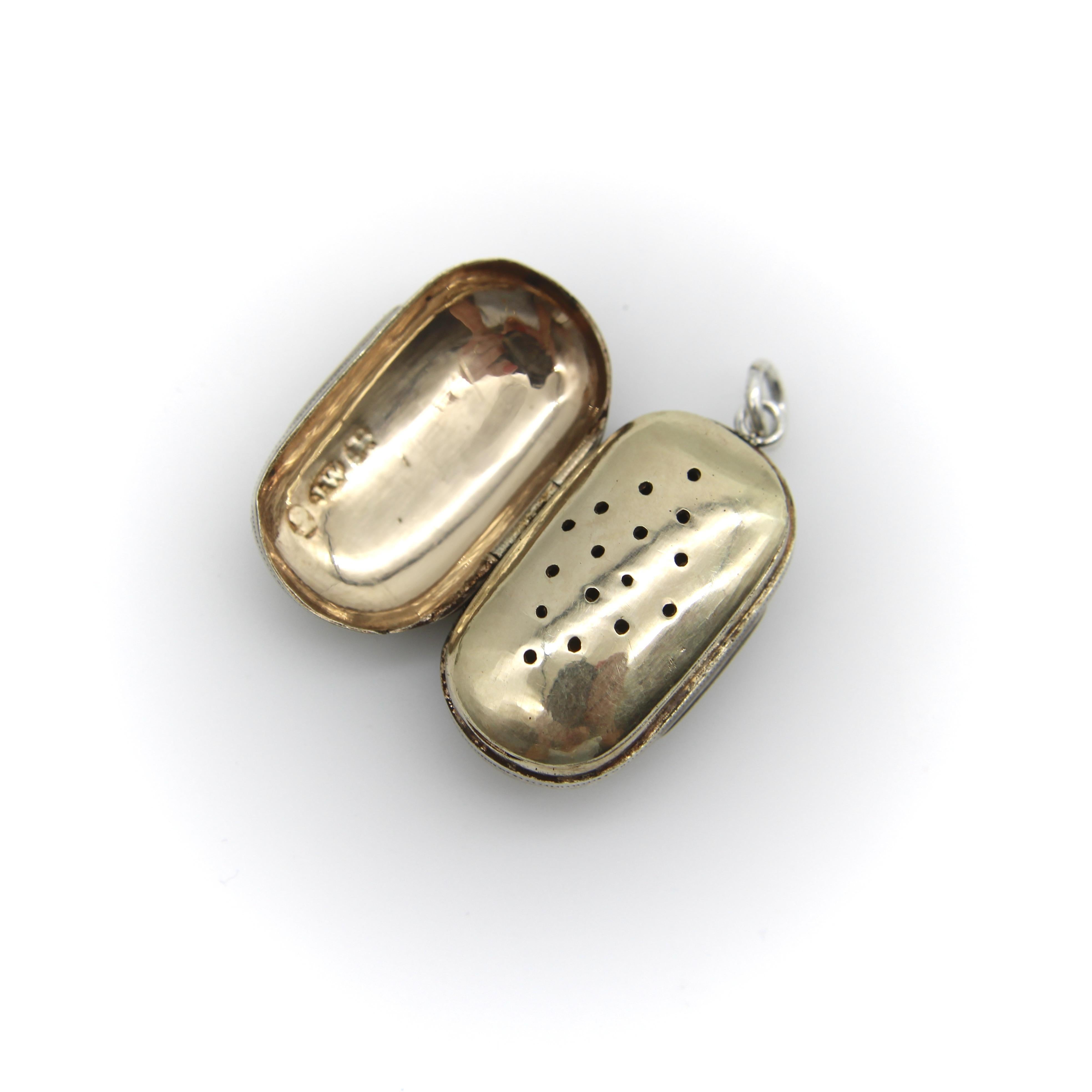 Georgiano Vinaigrette georgiana oblunga in argento sterling con bordo di foglie inciso in vendita