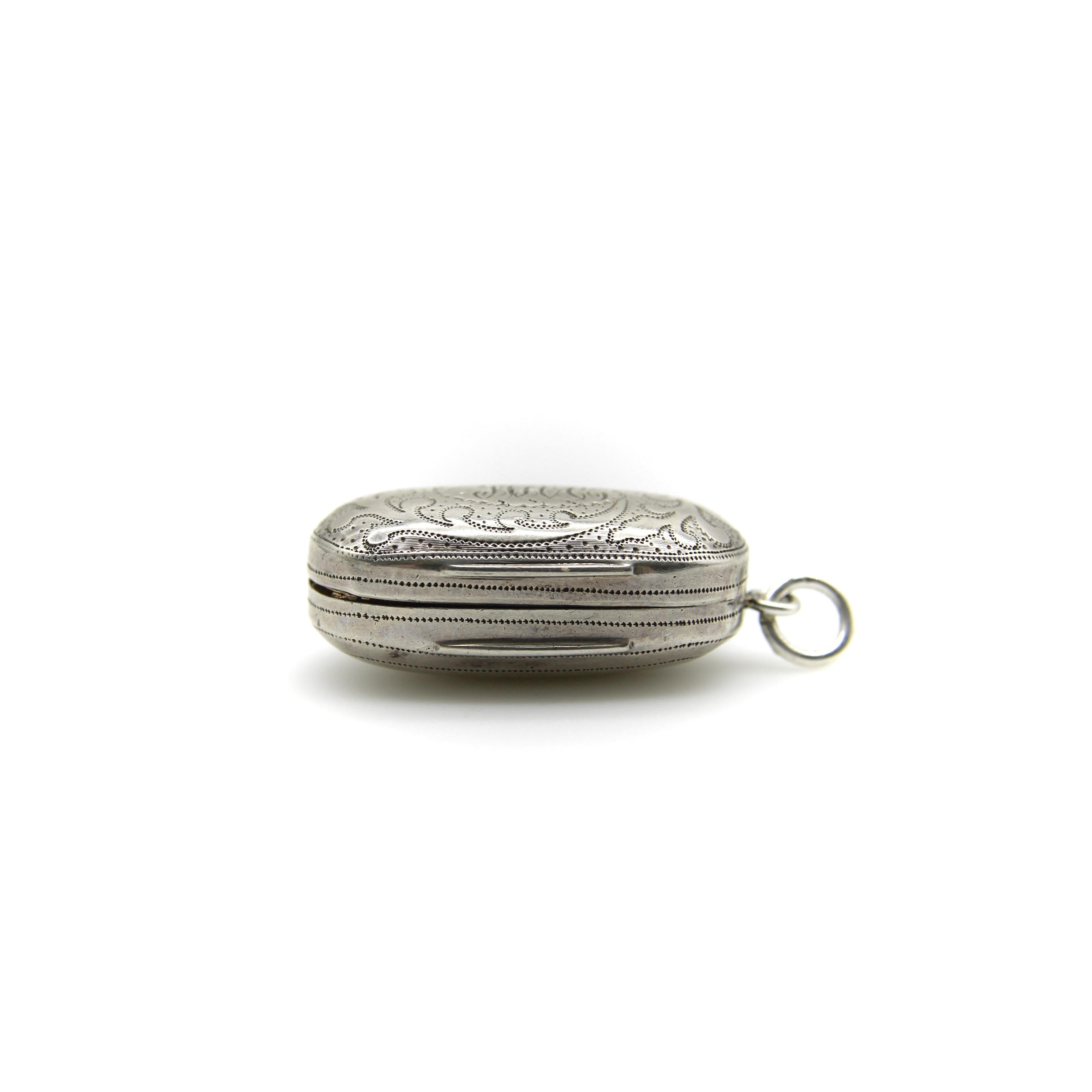 Vinaigrette georgiana oblunga in argento sterling con bordo di foglie inciso in vendita 1