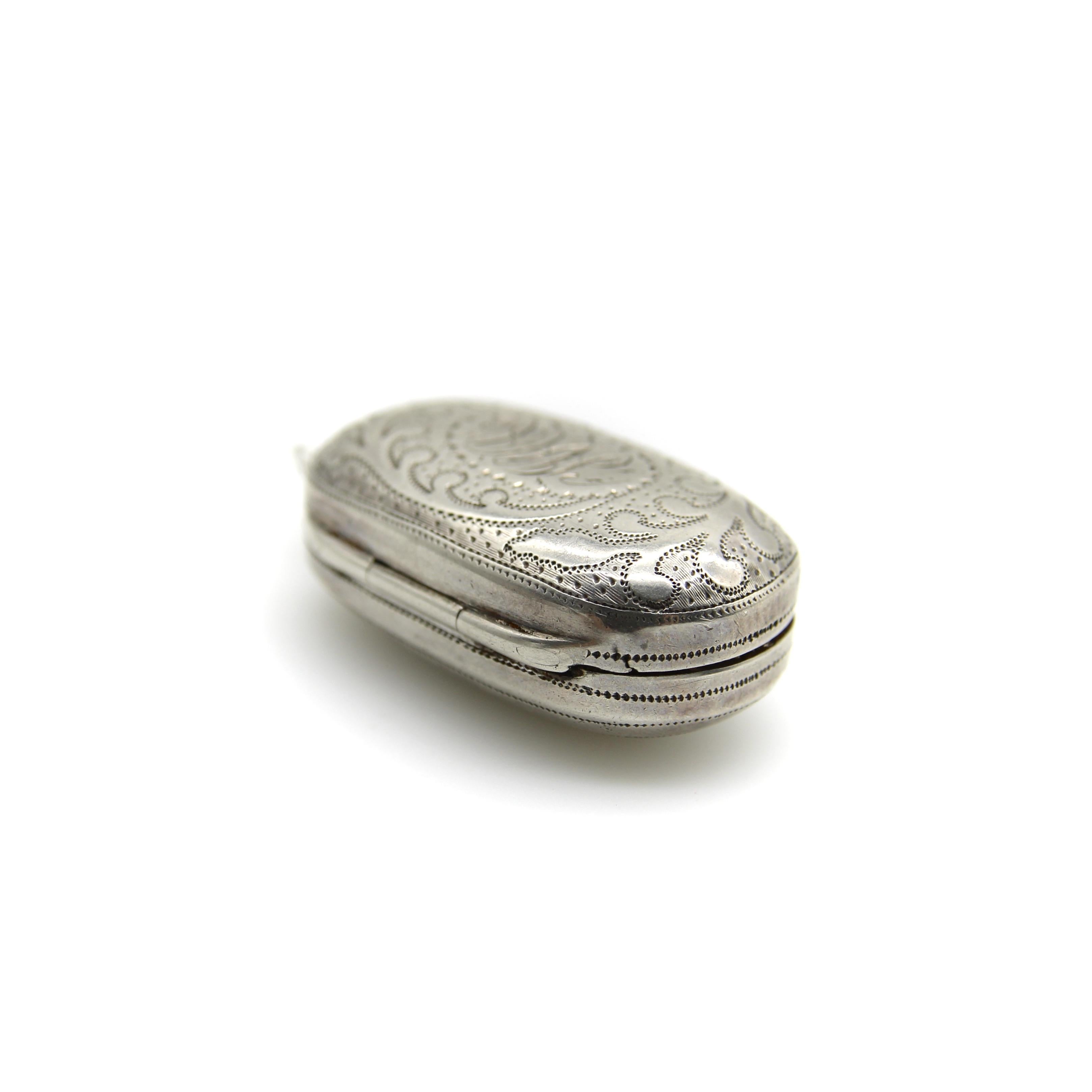 Vinaigrette georgiana oblunga in argento sterling con bordo di foglie inciso in vendita 2