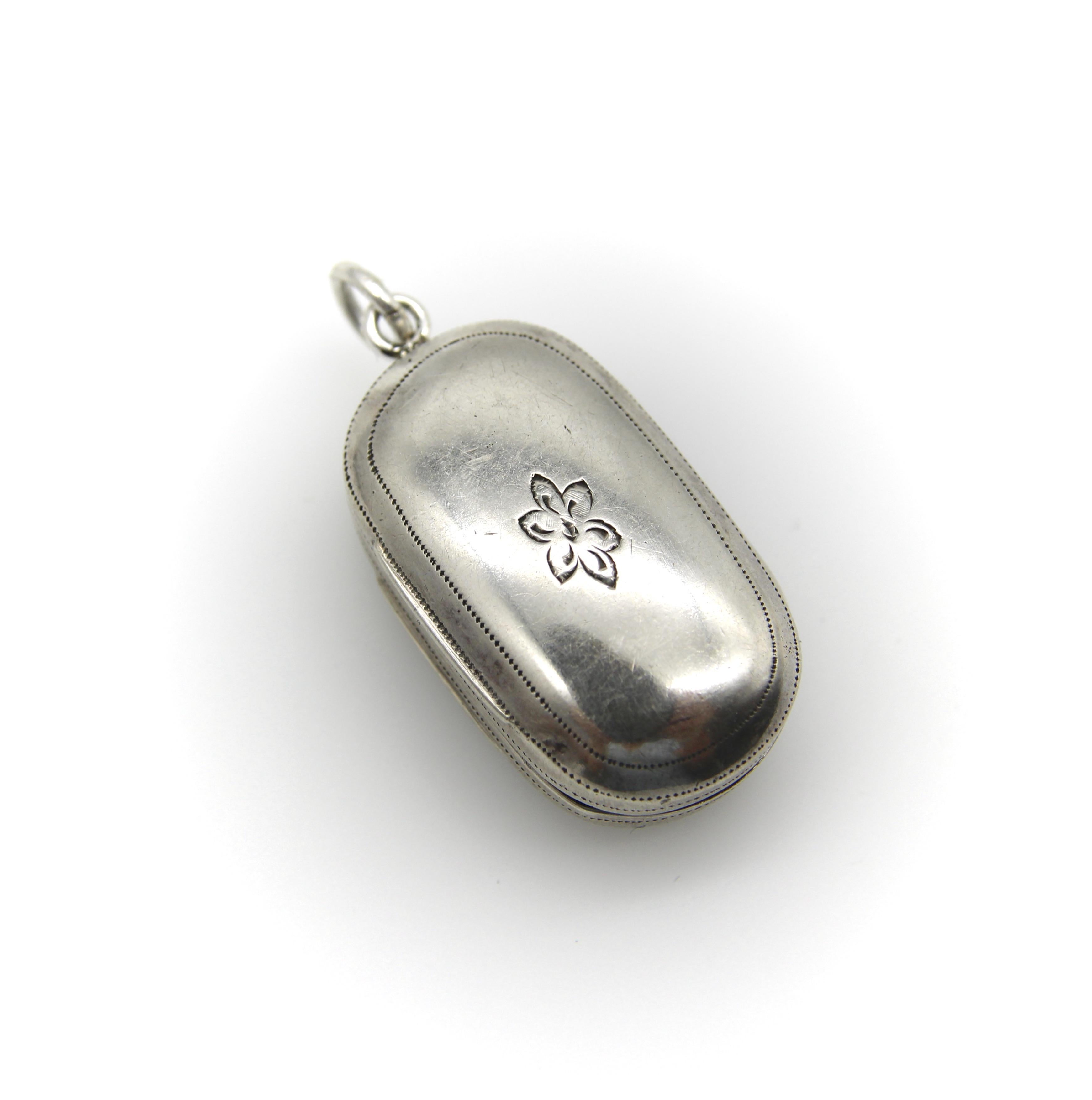 Vinaigrette georgiana oblunga in argento sterling con bordo di foglie inciso in vendita 3
