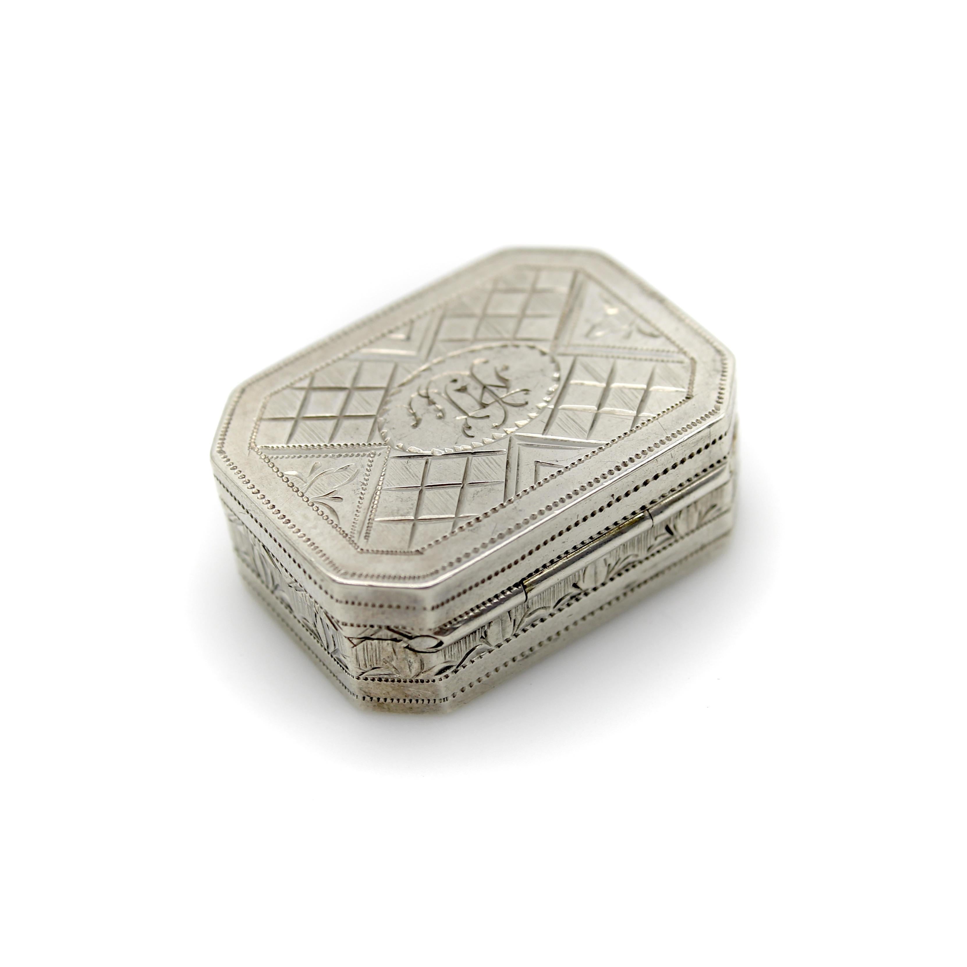 Women's or Men's Sterling Silver Georgian Octagonal Vinaigrette with Engraved Latticework For Sale