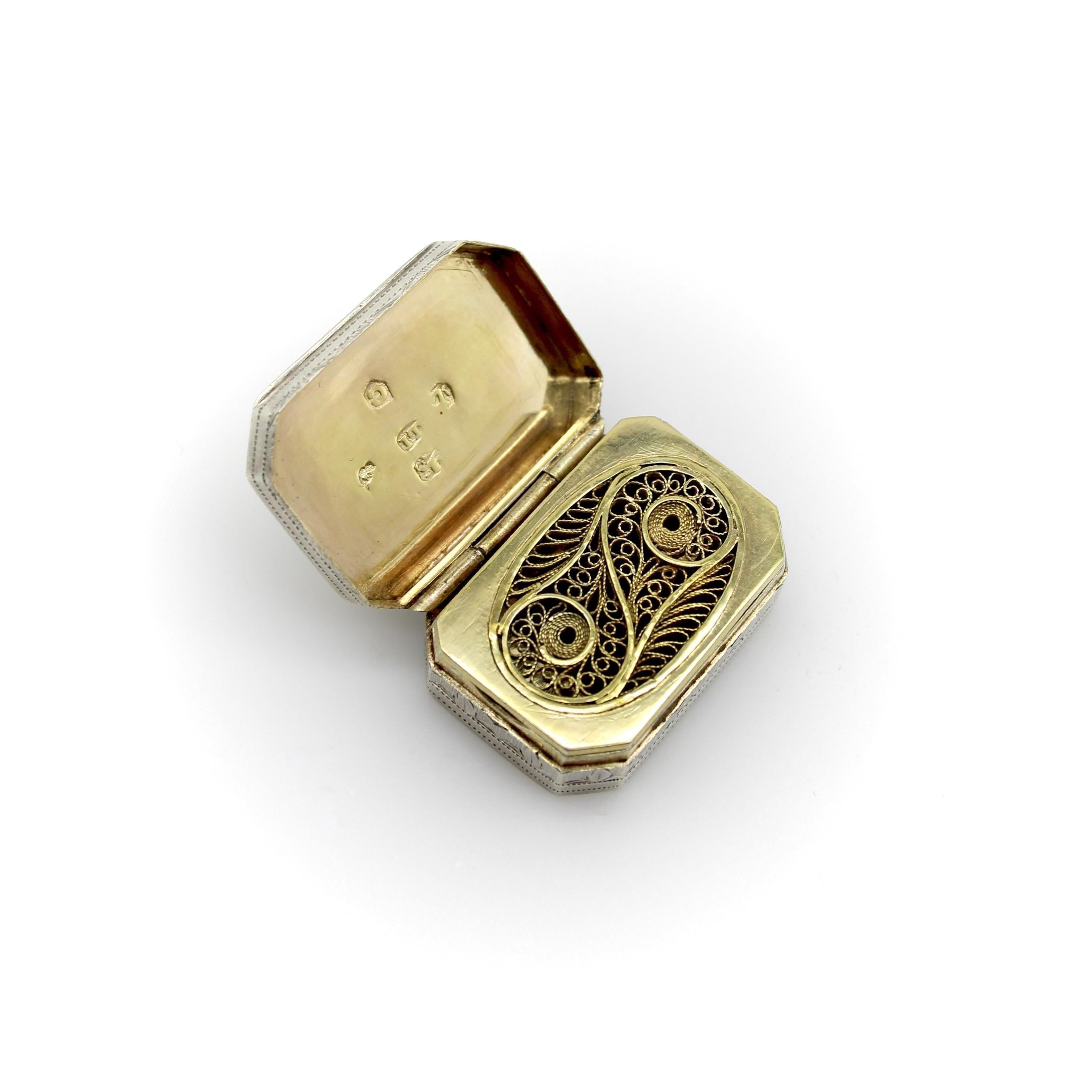 Sterling Silver Georgian Octagonal Vinaigrette with Engraved Latticework For Sale 2