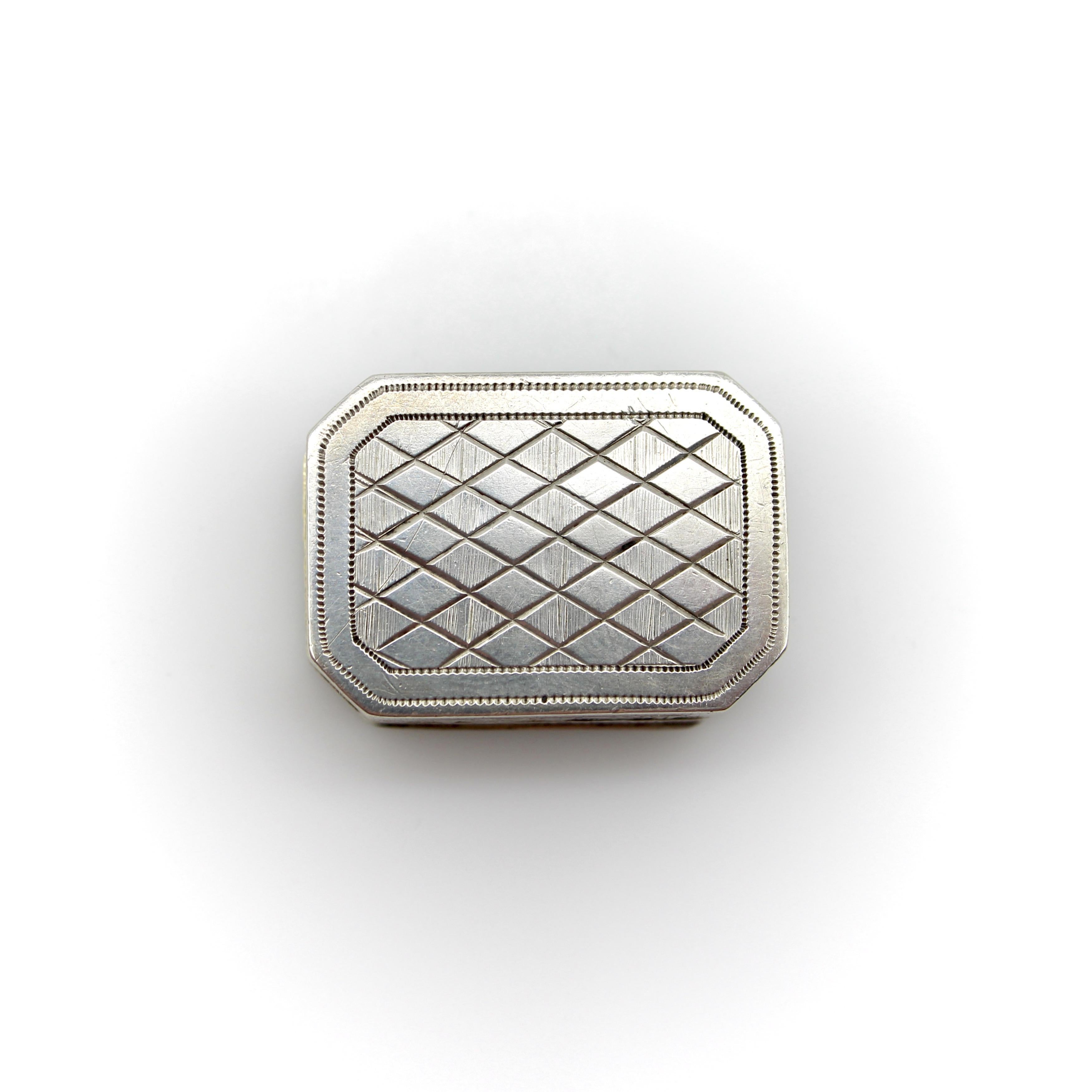 Sterling Silver Georgian Octagonal Vinaigrette with Engraved Latticework For Sale 4