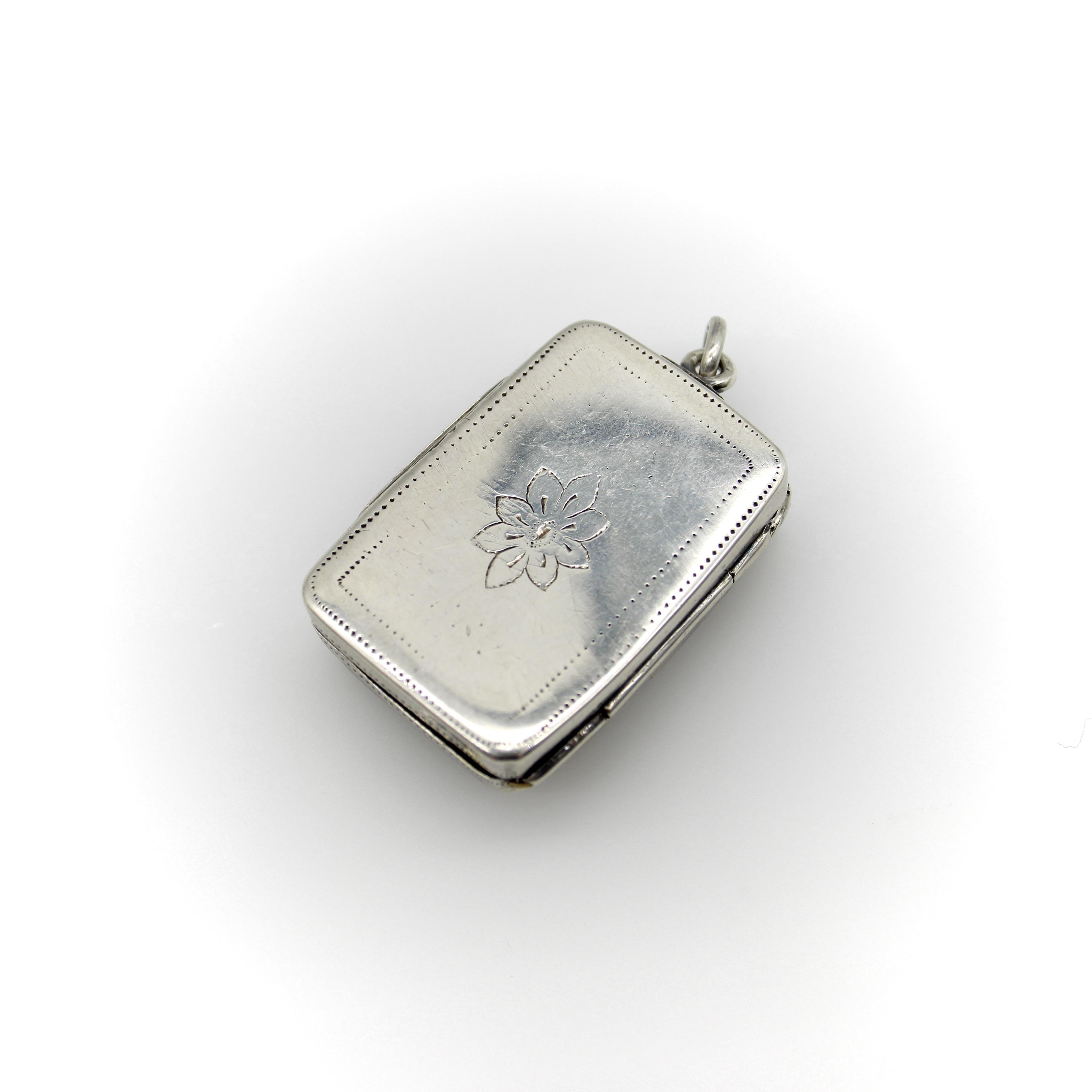 Women's or Men's Sterling Silver Georgian Rectangular Vinaigrette with Bas Relief Clover For Sale