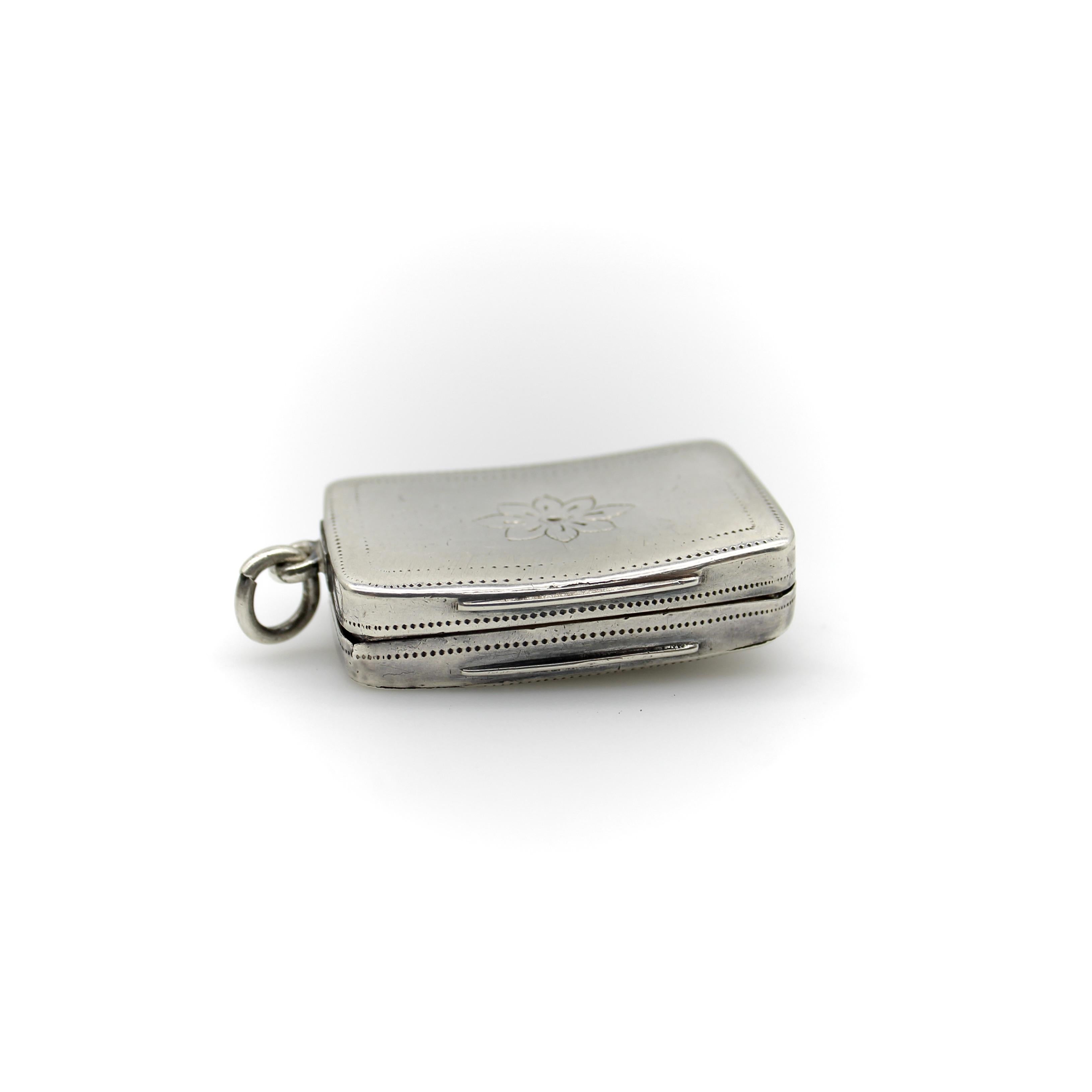Sterling Silver Georgian Rectangular Vinaigrette with Bas Relief Clover For Sale 3