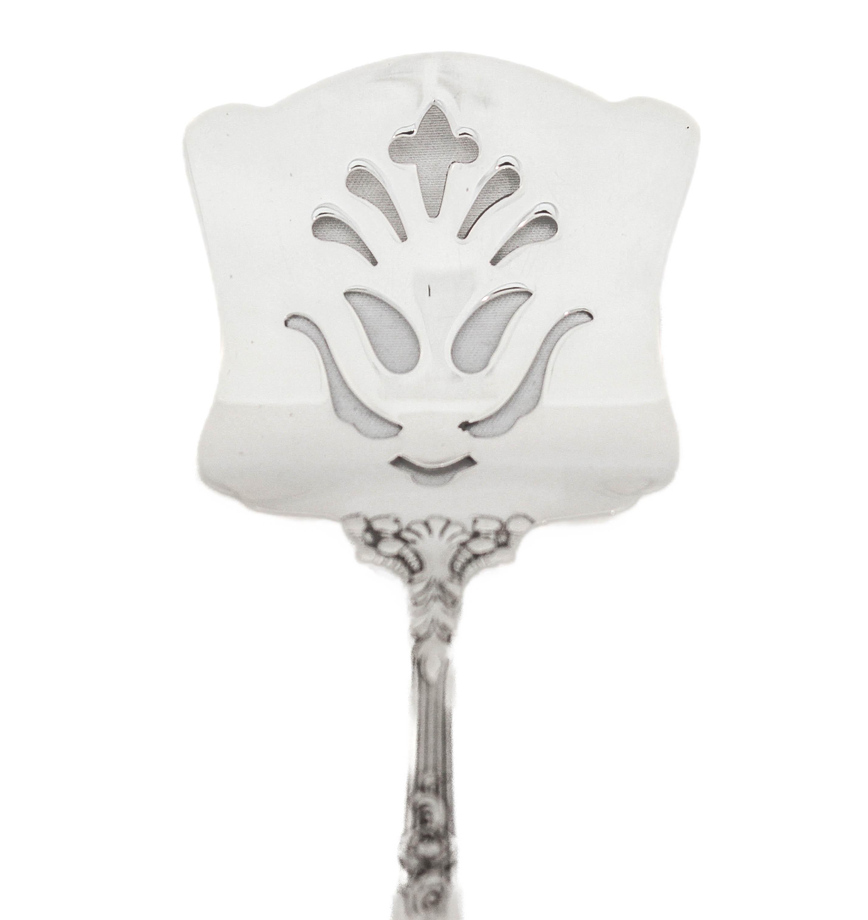 Viene offerto un server in argento sterling di Towle Silversmiths nel modello 