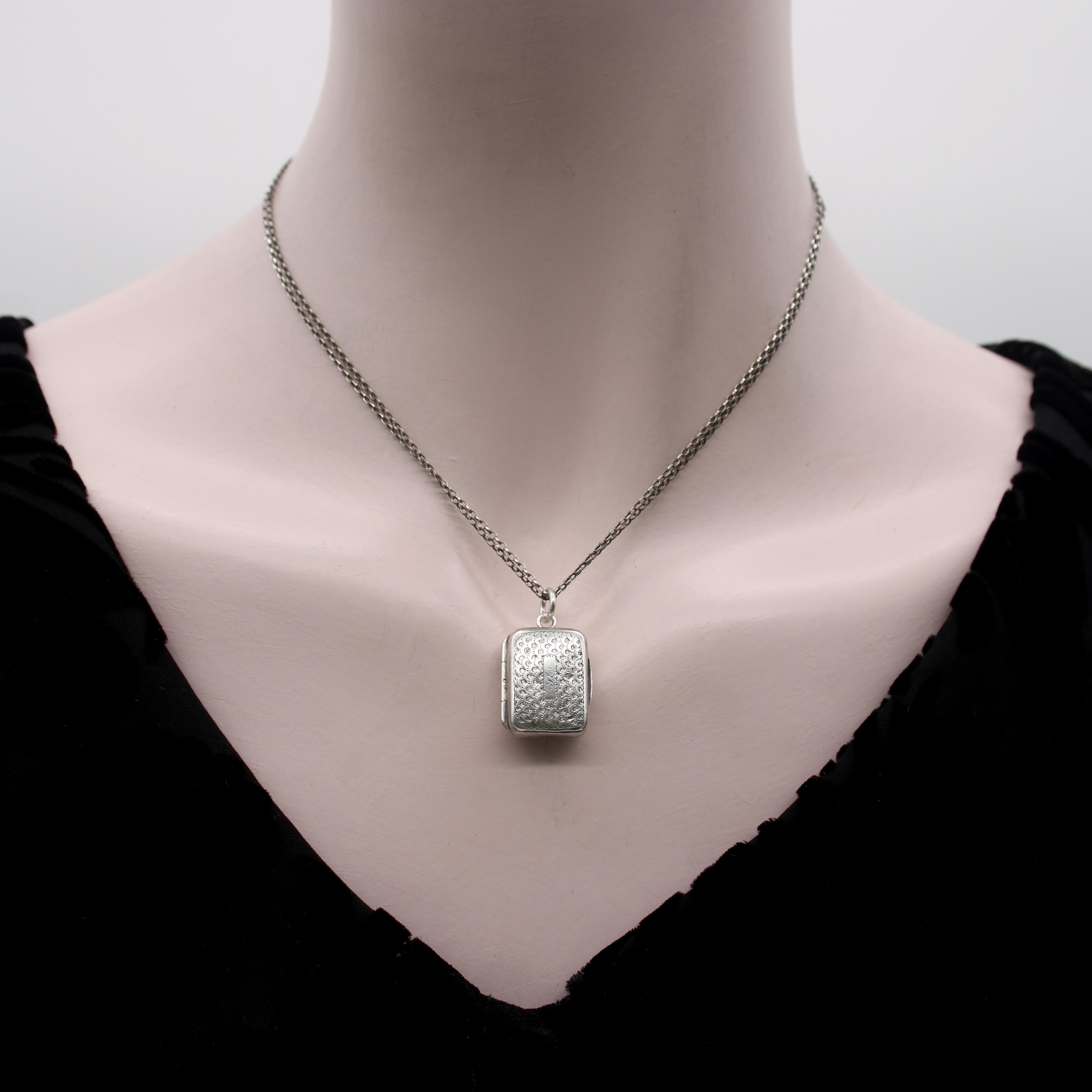 Vinagrera Rectangular Pequeña Georgiana de Plata de Ley en venta 5