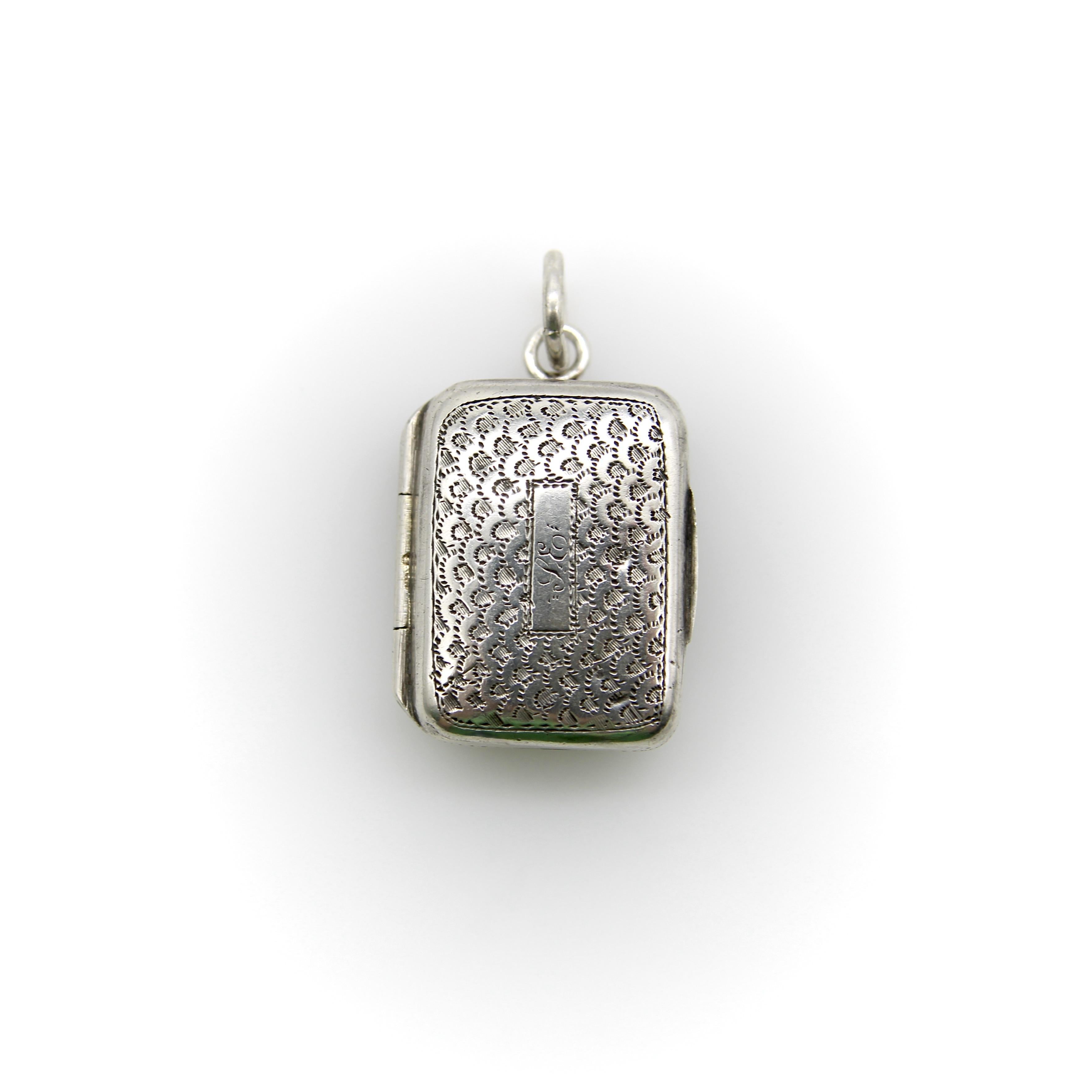 Circa 1817, esta vinagrera de plata de ley lleva grabado un diseño festoneado en la tapa con un delicado monograma cursivo 