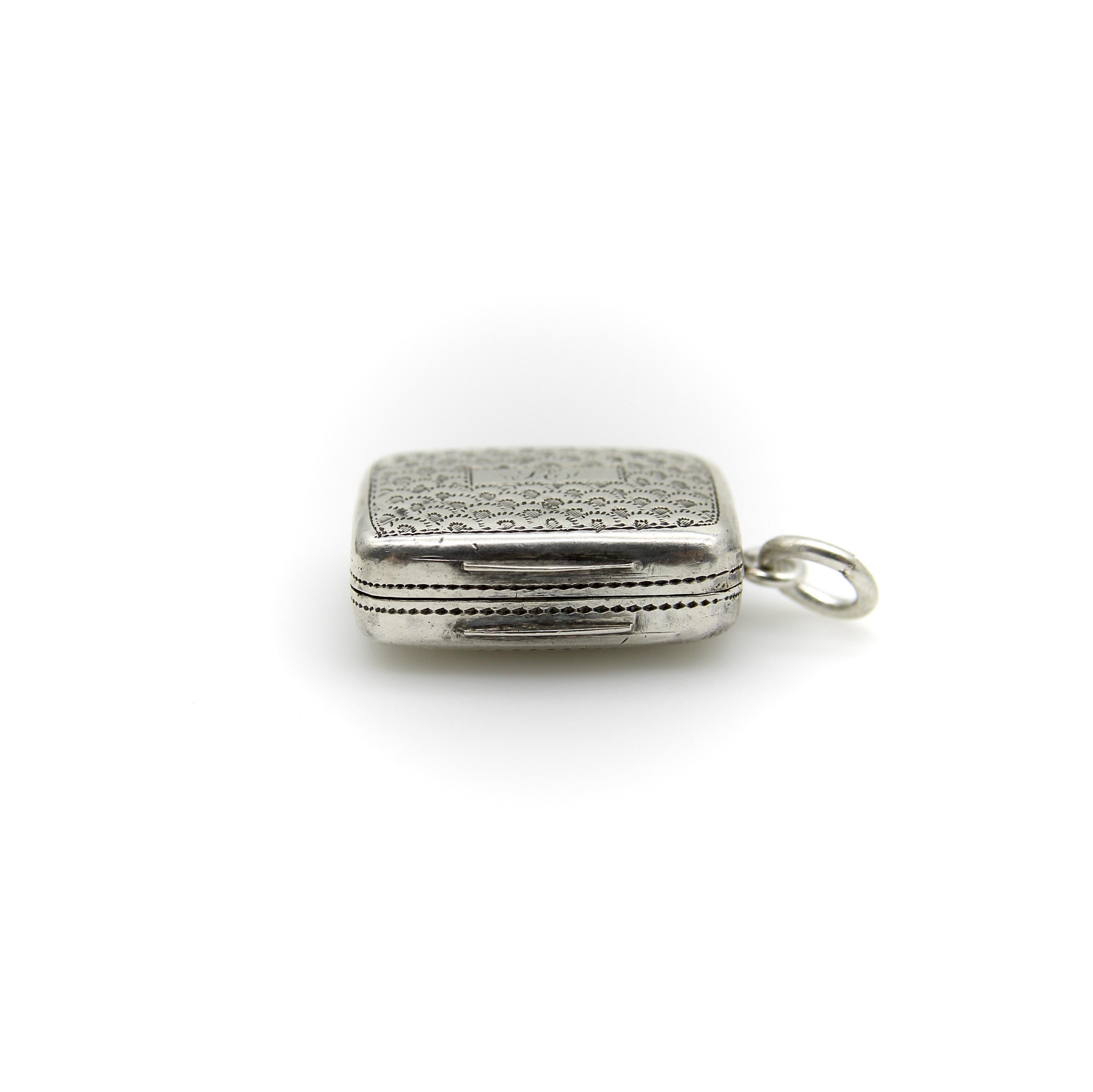 Vinagrera Rectangular Pequeña Georgiana de Plata de Ley en venta 2