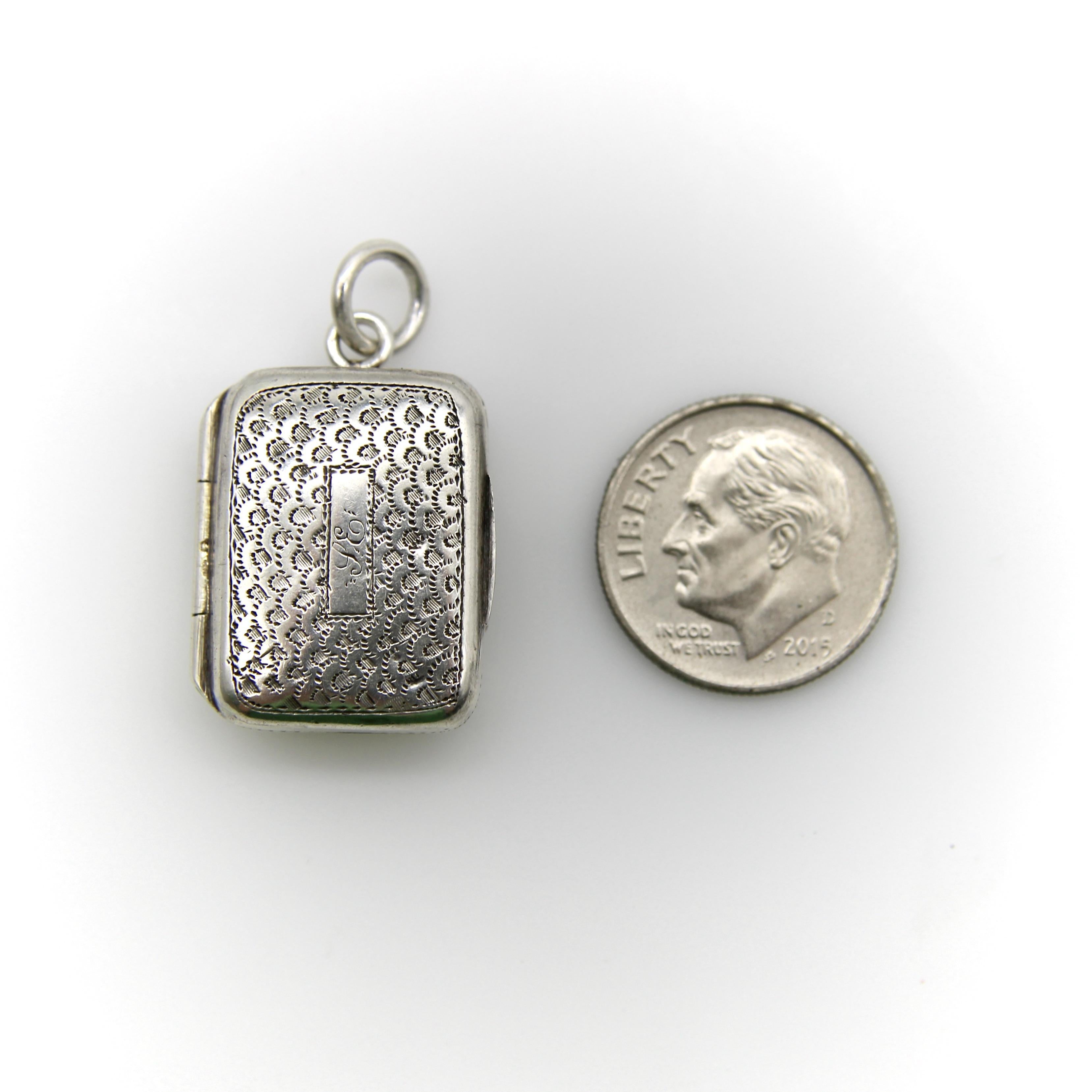 Vinagrera Rectangular Pequeña Georgiana de Plata de Ley en venta 3