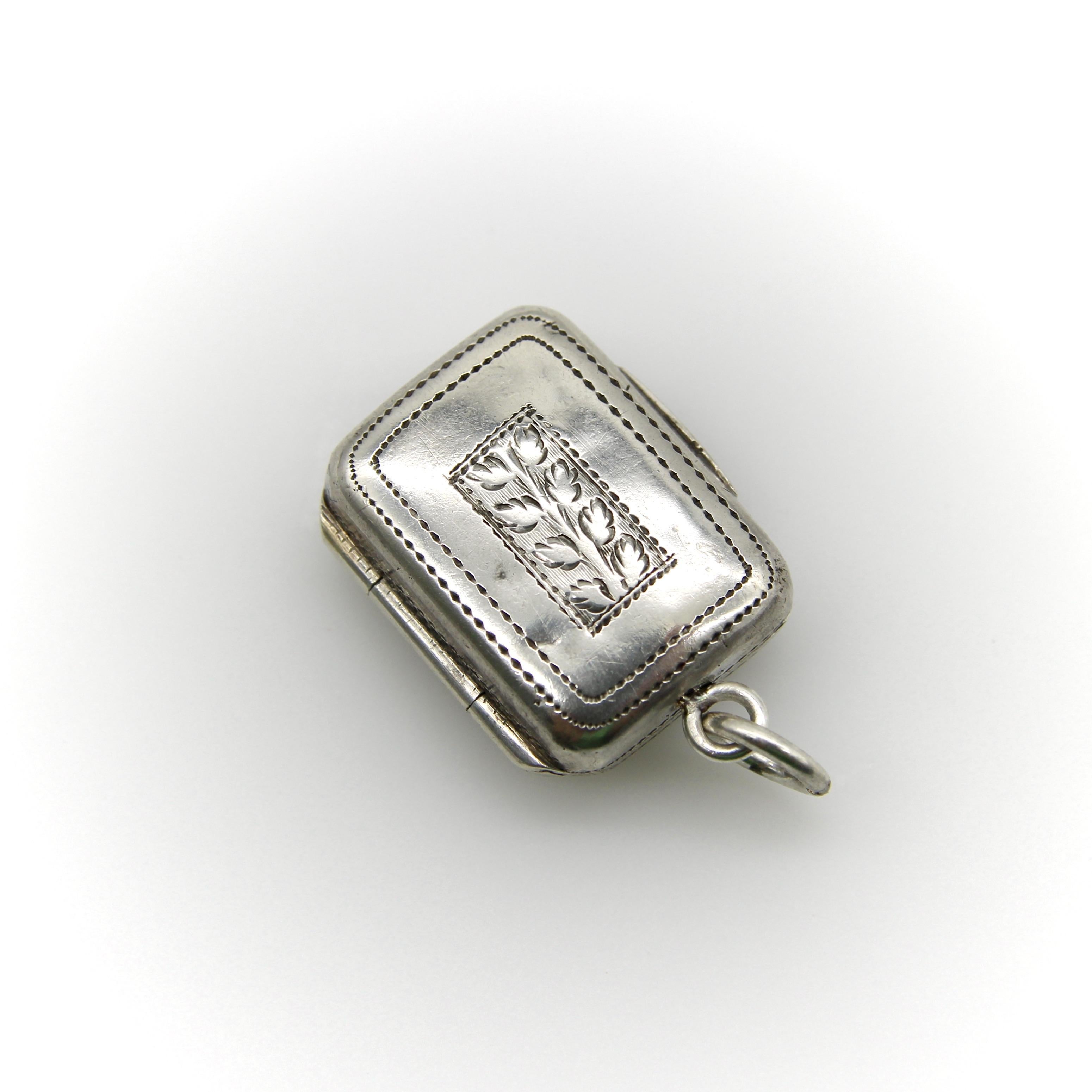 Vinagrera Rectangular Pequeña Georgiana de Plata de Ley en venta 4