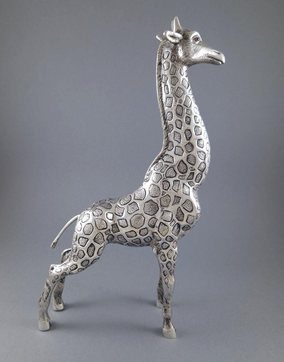 Giraffa in argento sterling 
Lavoro spagnolo intorno al 1970 
Punzone in argento con una stella 
Altezza: 30 cm 
Lunghezza: 17 cm 
Larghezza: 5.8 cm 
Peso: 534 grammi