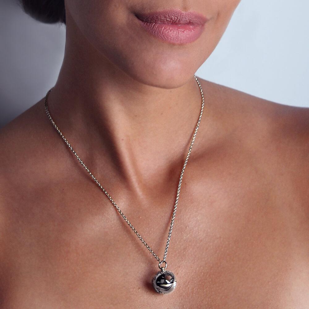 This Globe Map necklace is all that you need! It dangles on a 55 cm chain to try out in your day or night looks.  Personalize it with one or more diamonds in the locations that are meaningful to your story (send a message for a quotation).