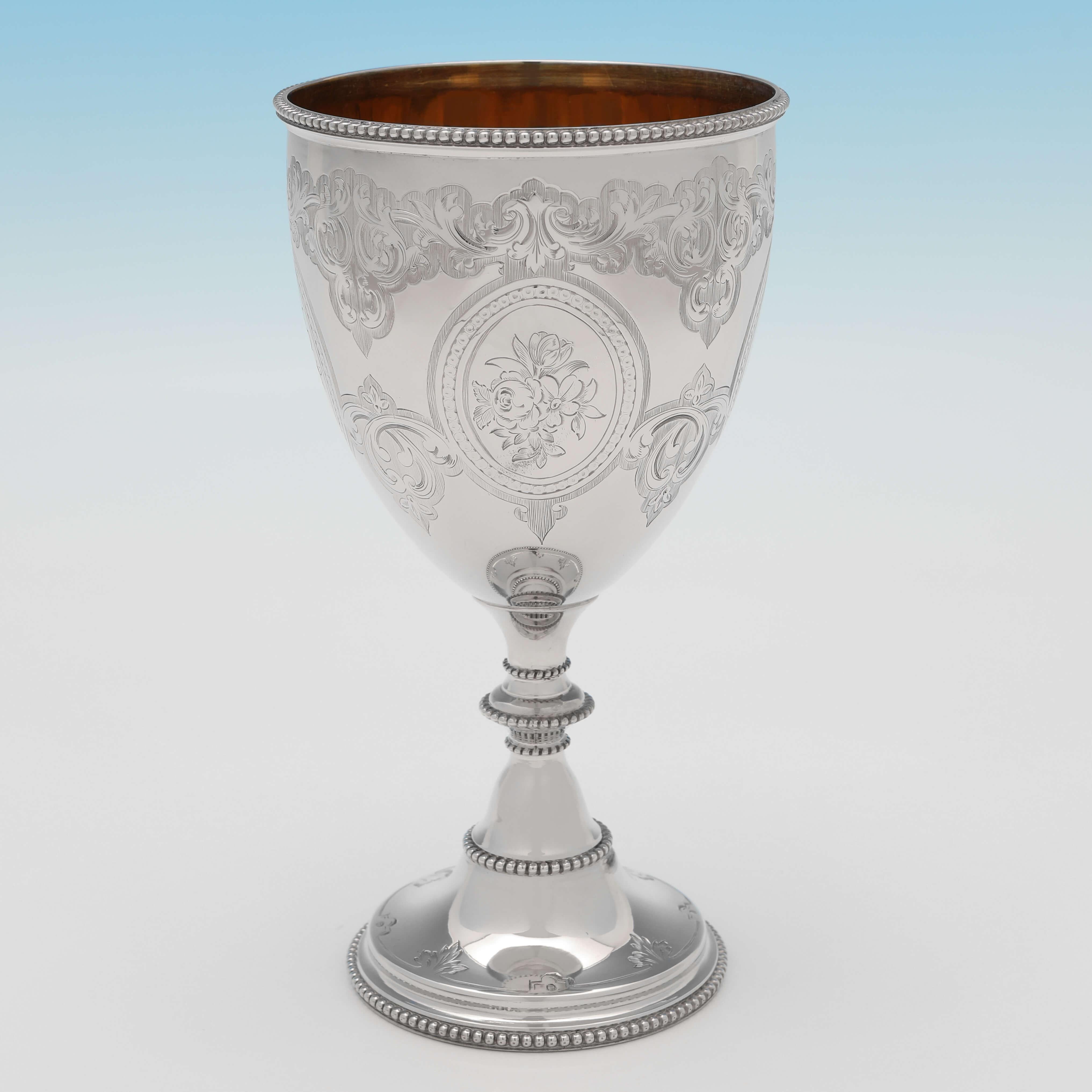 Marcada en Londres en 1861 por Henry Wilkinson, esta atractiva copa victoriana de plata de ley antigua presenta decoración grabada en el cuerpo, bordes de cuentas e interior dorado. La copa mide 16,5 cm de alto por 9 cm de diámetro y pesa 100 gramos