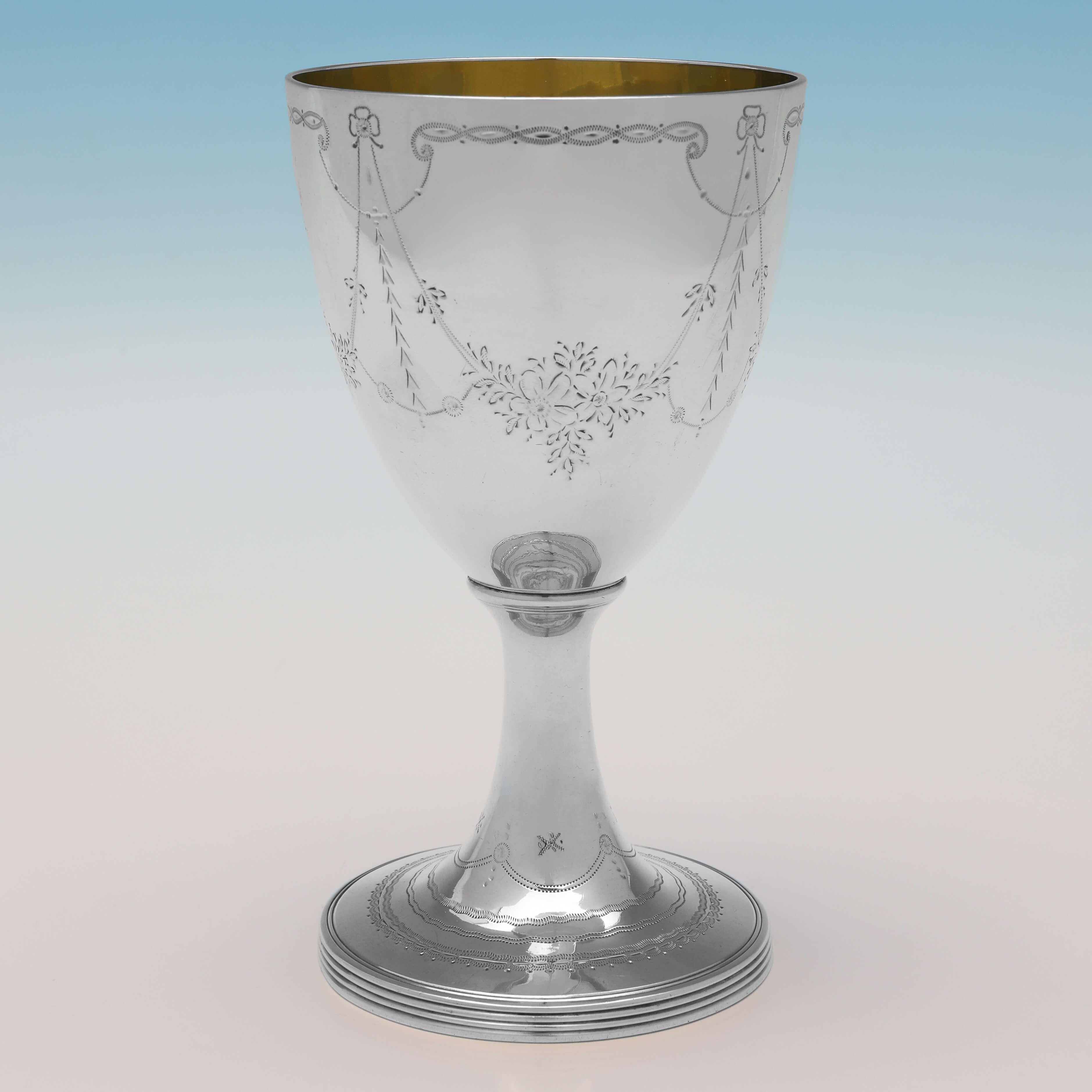 Dieser sehr attraktive, 1799 in London von Peter, Anne & William Bateman gepunzte Pokal aus antikem Sterlingsilber unter George III. zeichnet sich durch eine gravierte Verzierung, eine vergoldete Innenseite und Schilfdetails aus. Der Kelch ist 15 cm