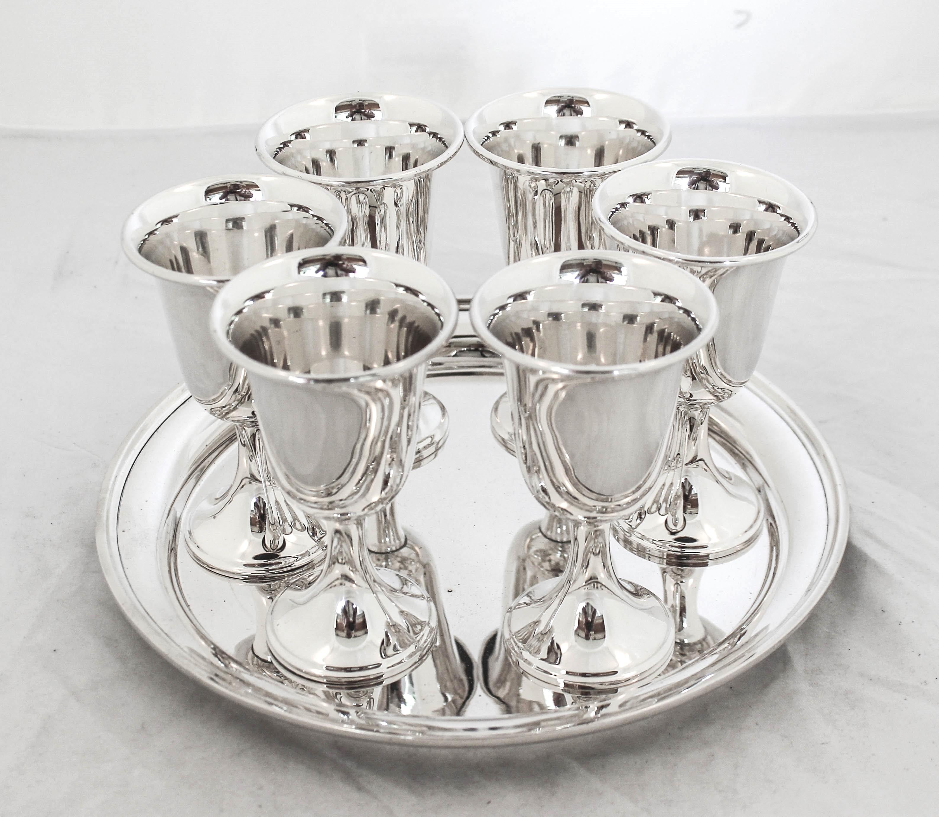 Viene offerto un set di sei calici in argento sterling e un vassoio abbinato.  Sia i calici che il vassoio sono eleganti e privi di decorazioni; un look moderno per una casa contemporanea.  I calici e il vassoio sono bellissimi insieme e fanno una