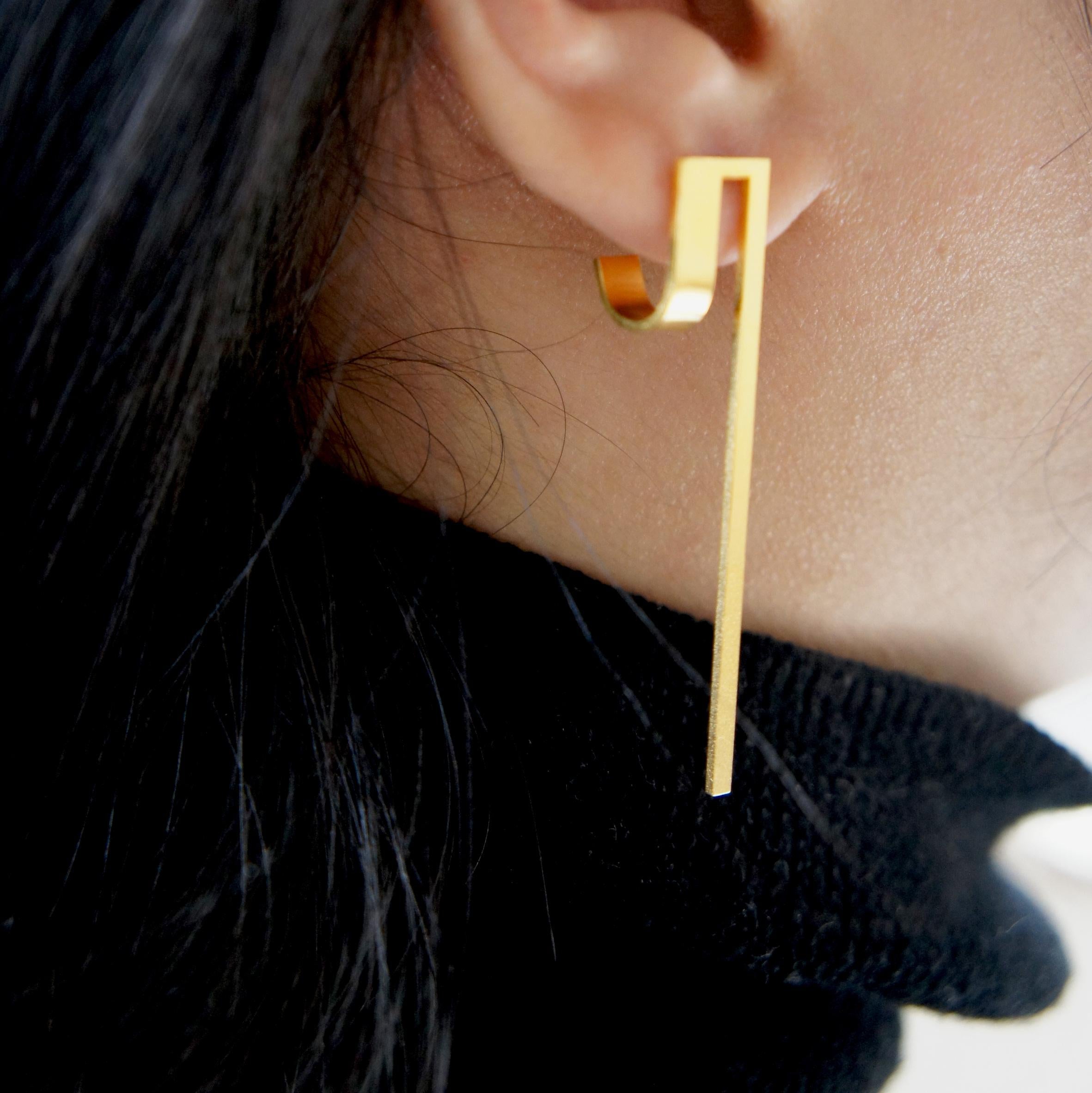Vergoldete Sterlingsilber-Ohrringe mit geschwungener Asymmetrie und Verlängerung Damen im Angebot
