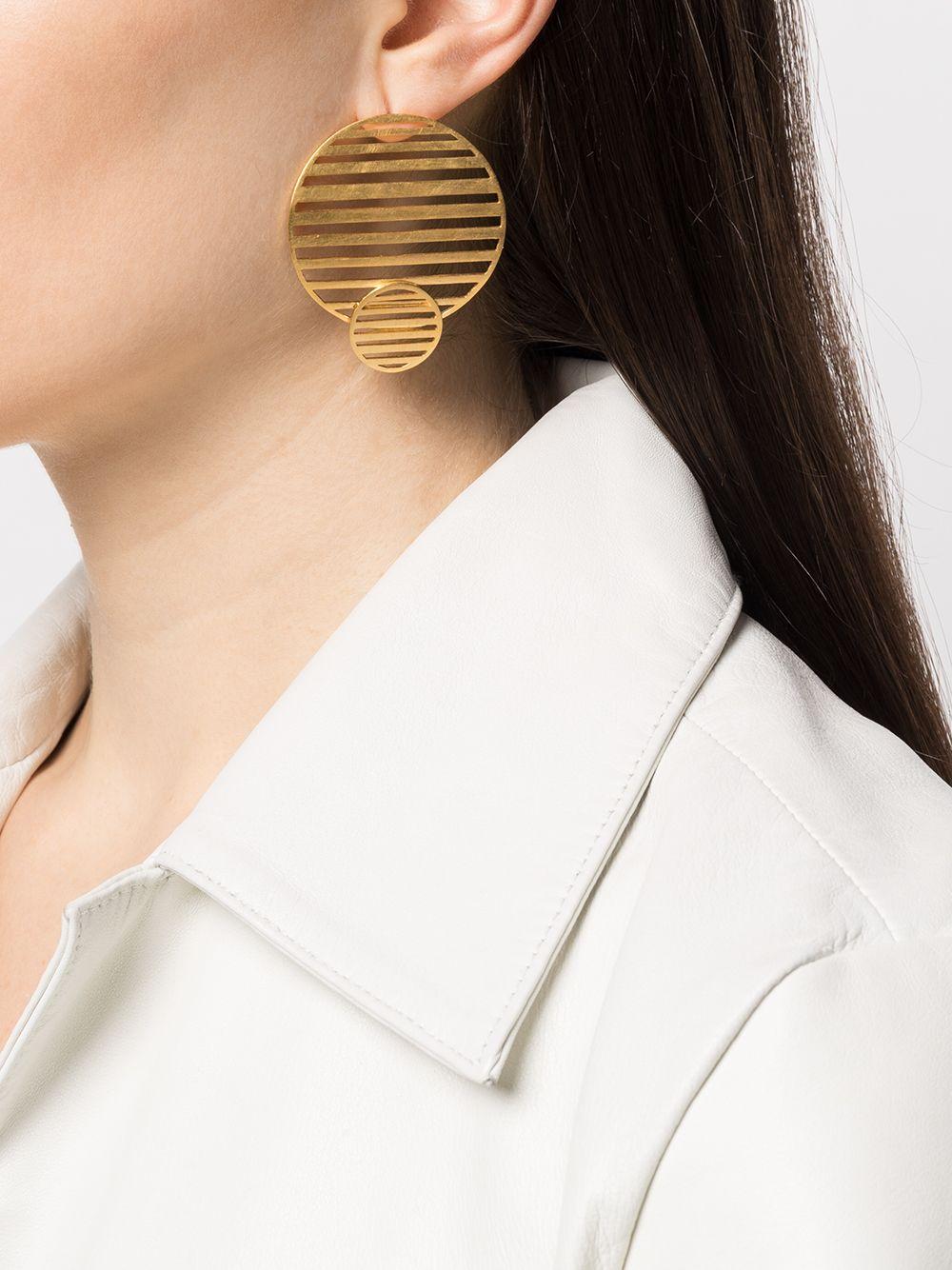 Flowing Collection es una colección inspirada en el Opt Art y en Bridget Riley.   
El patrón fluido y las curvas crean joyas funcionales que se adaptan a la necesidad de estilo contemporáneo. 

Cada pieza se fabrica individualmente a mano en nuestro