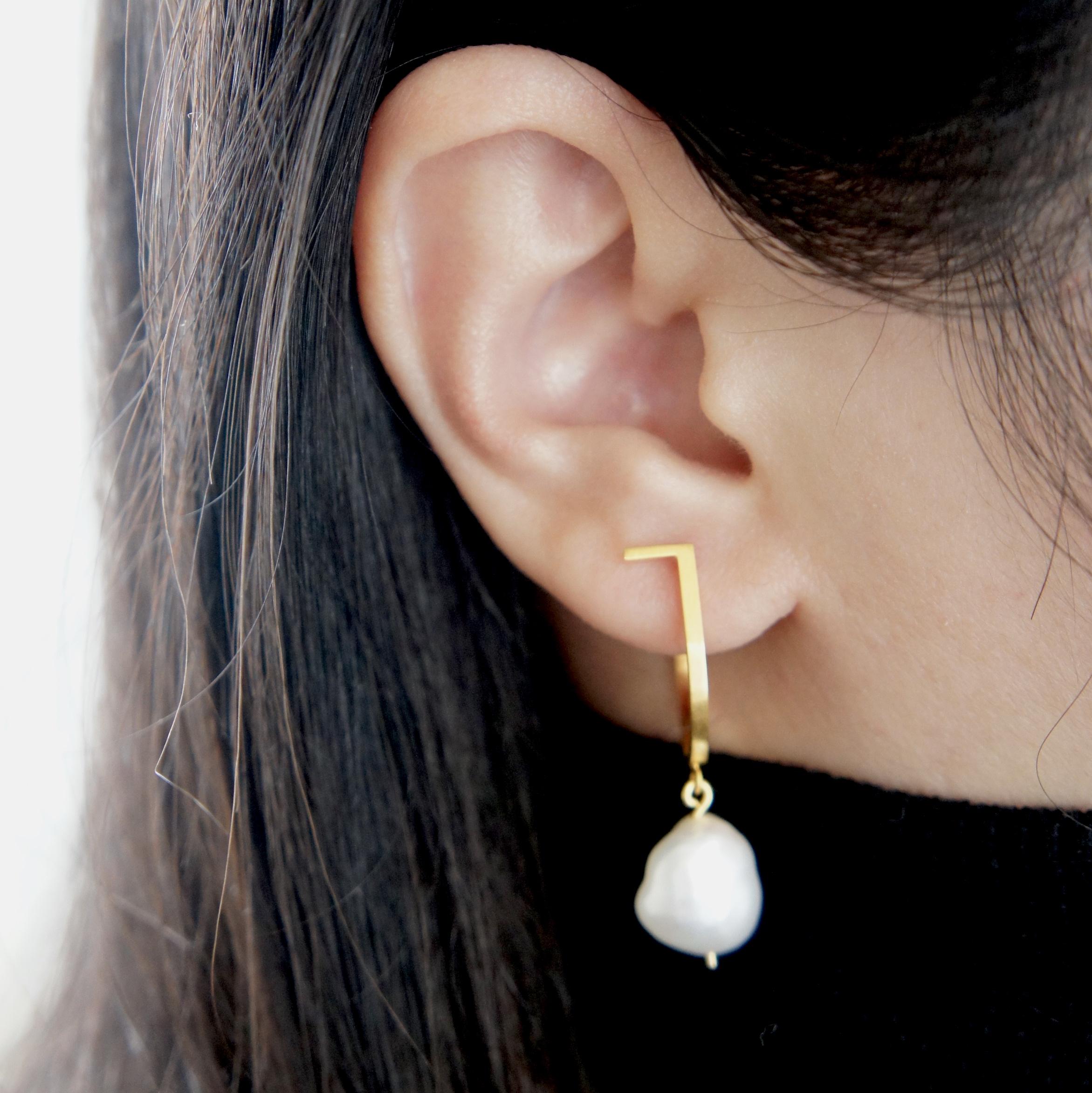Pendientes de aro de plata de ley bañados en oro con perlas barrocas Sin cortar en venta