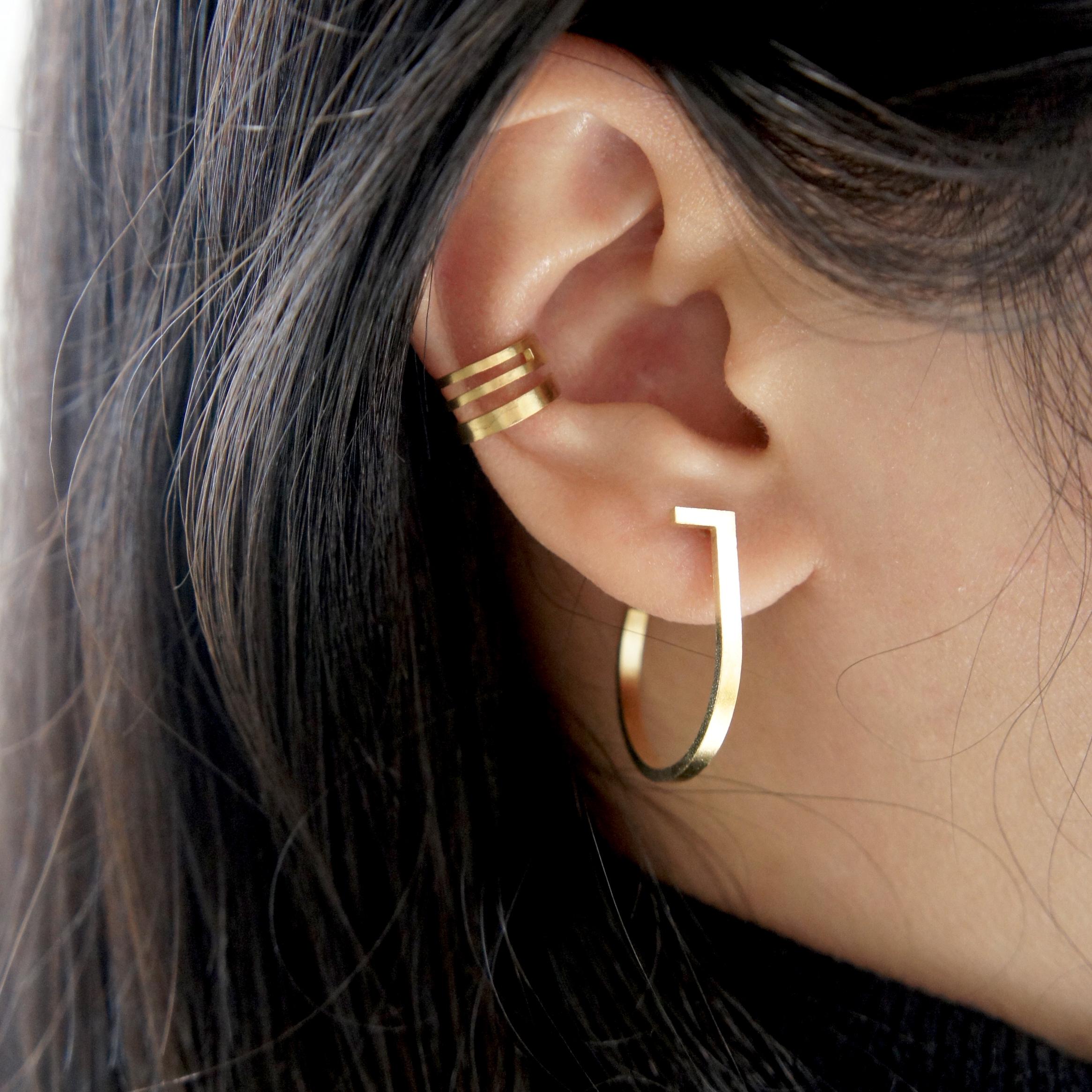 Unfinishing Line collection exudes minimalism and precision with its smooth lines and angles. 
Detailed with a​​ hoop structure and matt brushed finish. 
Hoop Earrings is stylish to be paired with any outfit. We also offer a bigger size. 

Each