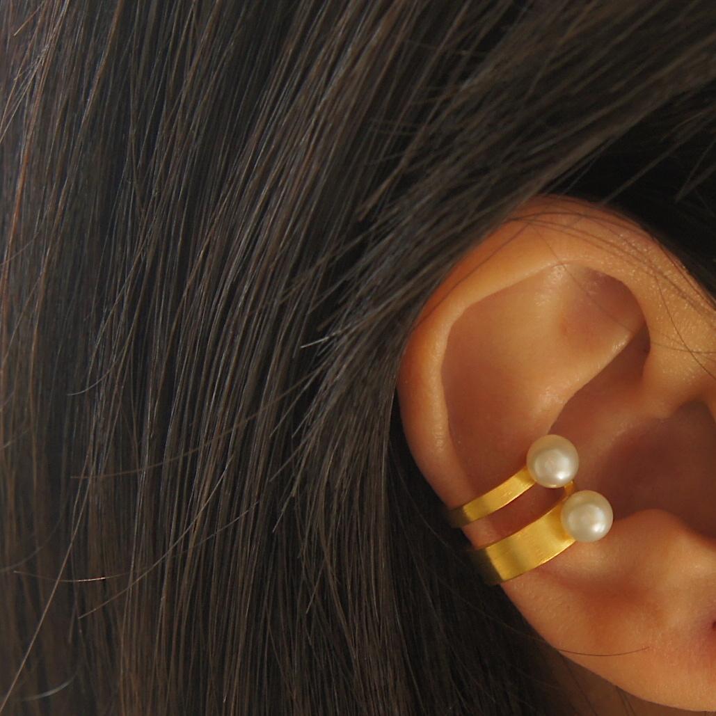 Unfinishing Line collection exudes minimalism and precision with its smooth lines and angles. 
Detailed with an​ open structure with a ​brushed finish. One of our most popular item. 
Open Line Earcuff is stylish to be paired with any outfit with its