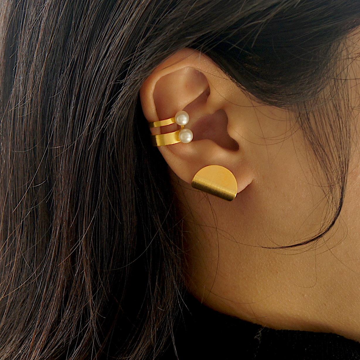 Taille ronde Boucle d'oreille en argent sterling plaqué or avec double ligne ouverte de perles en vente