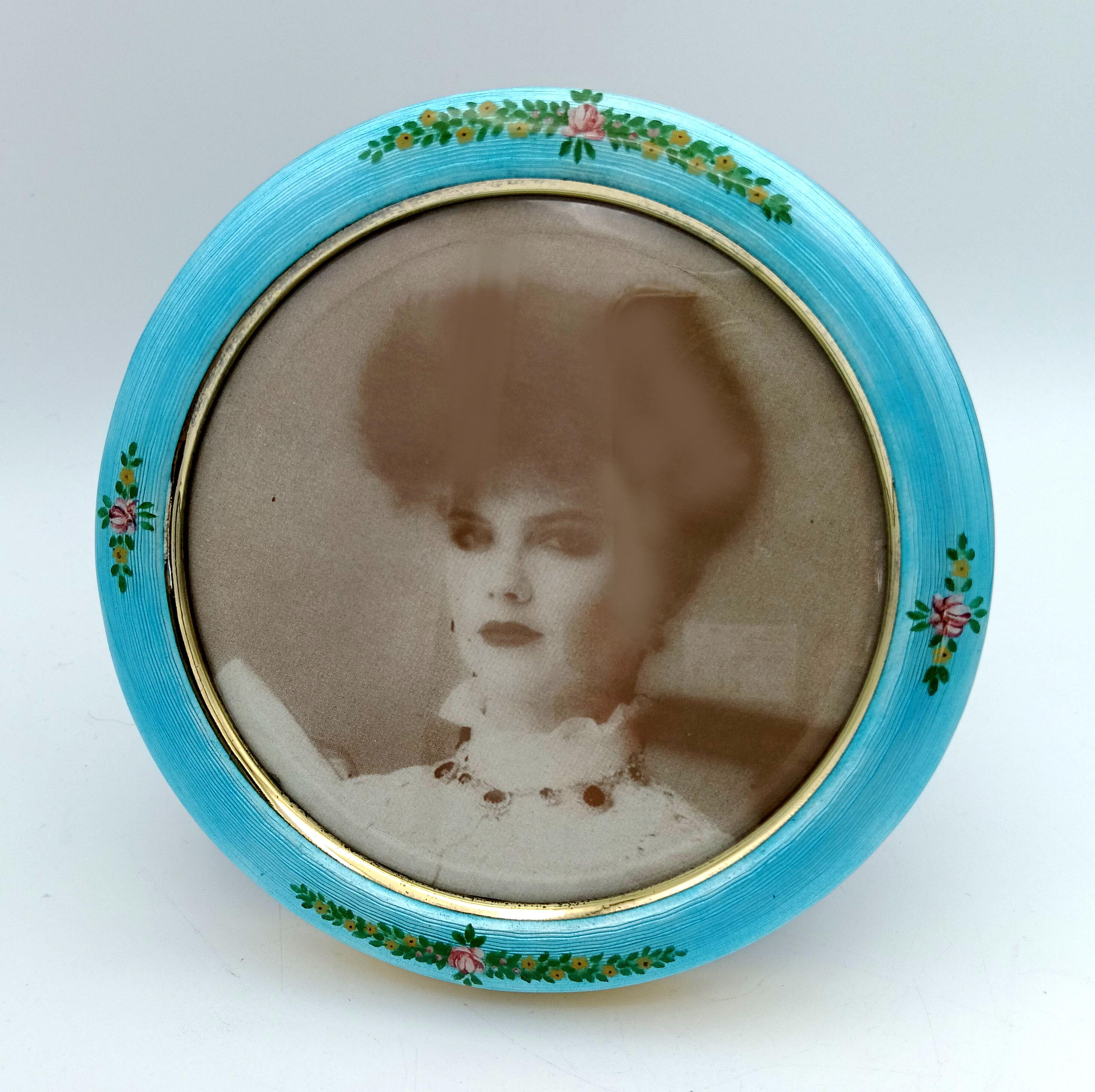 Hand-Carved Sterling Silver Gold-Plated Photo Frame with Buccioni Miniature, Art Nouveau For Sale