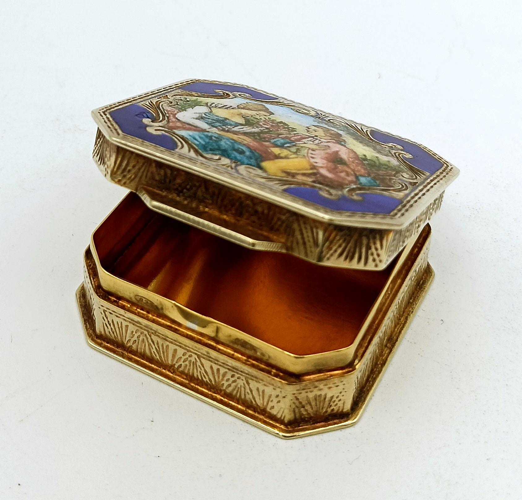  Pastillero octogonal de plata de ley 925/1000 dorada con una miniatura pintada a mano con esmalte al fuego por el pintor Romano Buccioni en estilo Luis XVI de la segunda mitad del siglo XIX, y finos grabados a mano. Tamaño 3,8 x 3,8 cm, altura 1,3