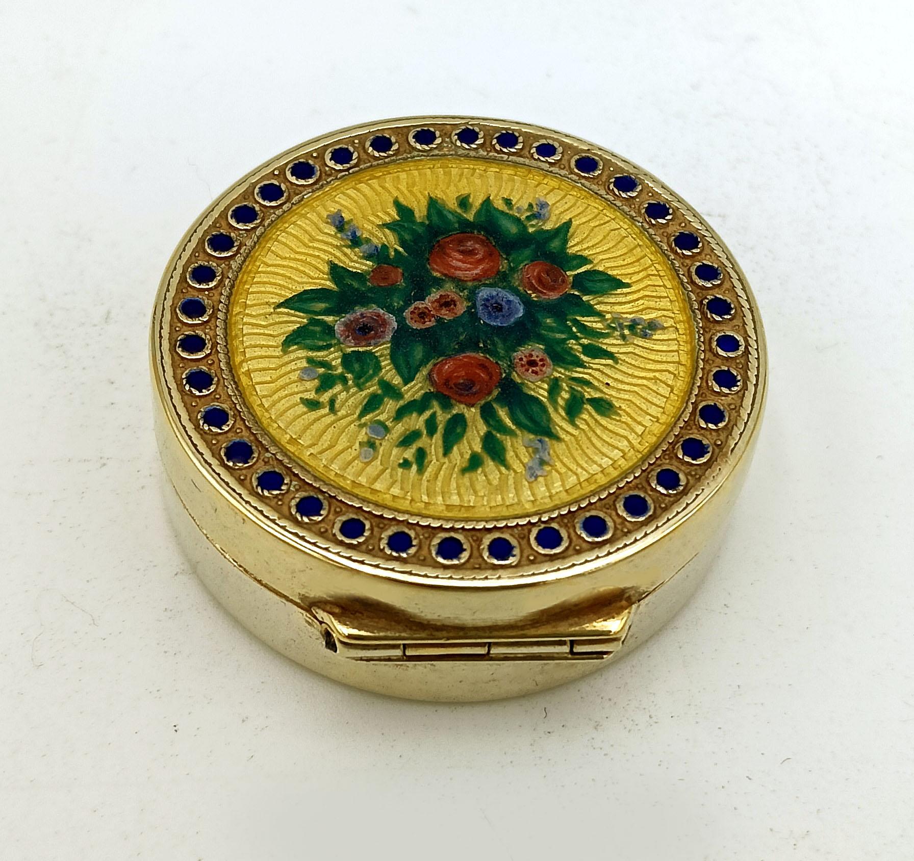 Portapillole rotondo in argento 925/1000 placcato oro con smalti cotti traslucidi su guilloché e miniatura floreale dipinta a mano. Con decorazioni in rilievo con perline. Stile Art Nouveau viennese, seconda metà del XIX secolo. Dimensioni: diametro