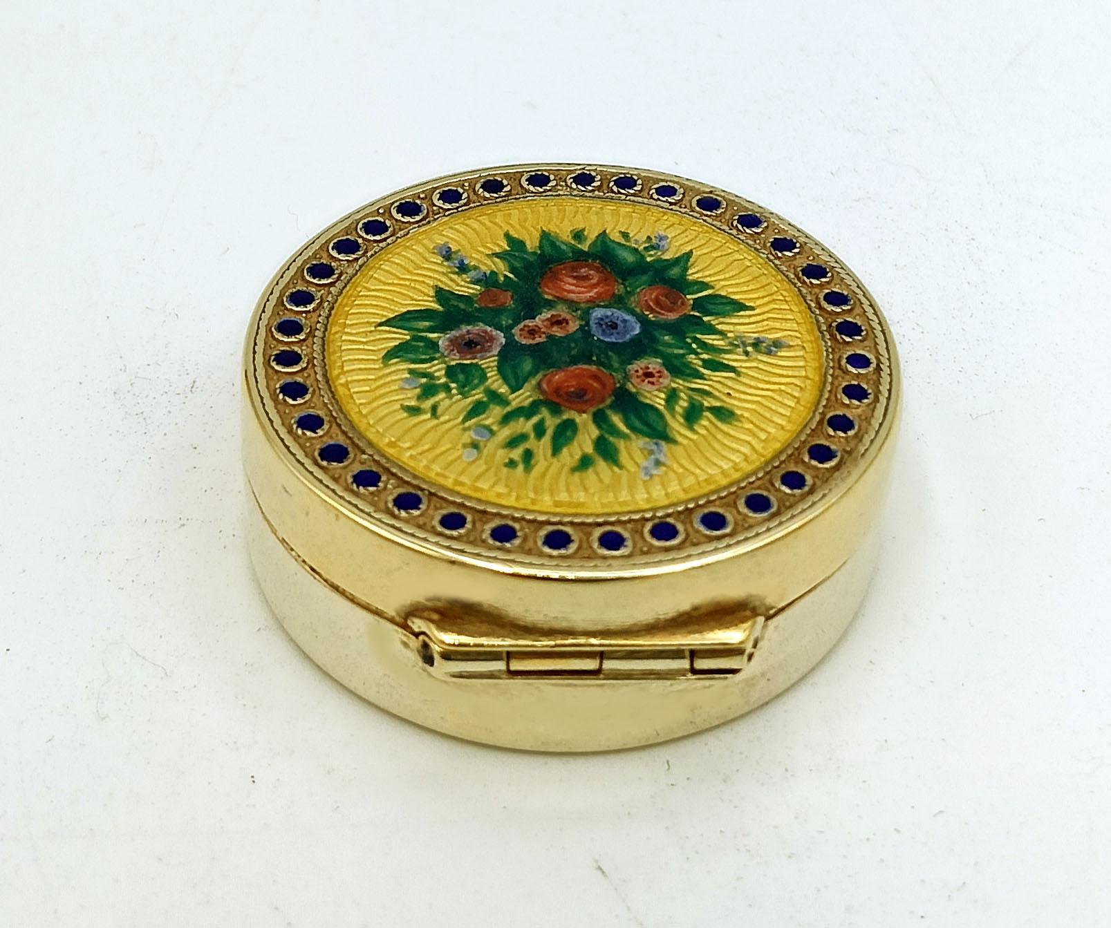 Italiano Portapillole in argento placcato oro con miniatura floreale, Art Nouveau viennese in vendita